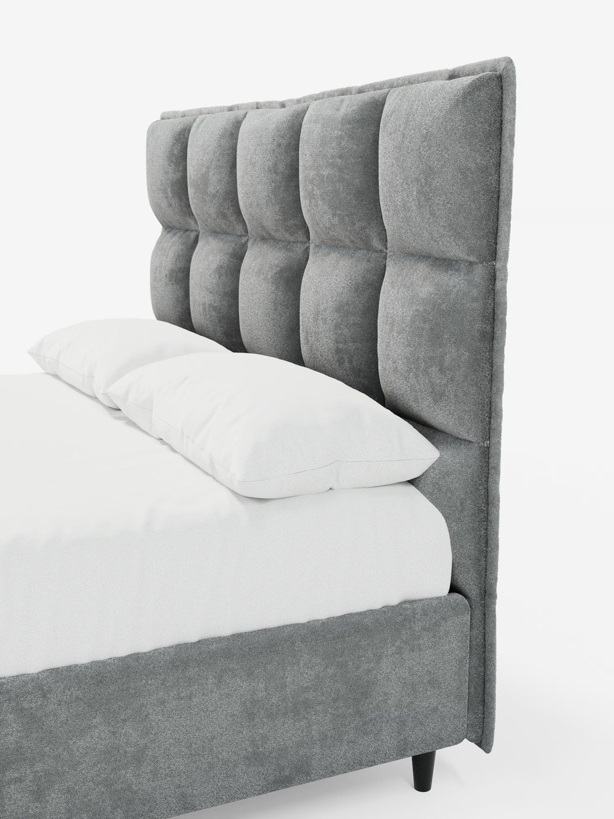 Il letto imbottito AURO con contenitore e testiera capitonné alta in ciniglia Oeko-Tex® di Letti.store presenta una struttura imbottita grigia con una testiera alta a sezione quadrata, rifinita con un elegante motivo capitonné. Questo letto di Letti.store include un materasso bianco e due cuscini bianchi, poggia su gambe corte nere e si presenta su uno sfondo bianco a tinta unita.