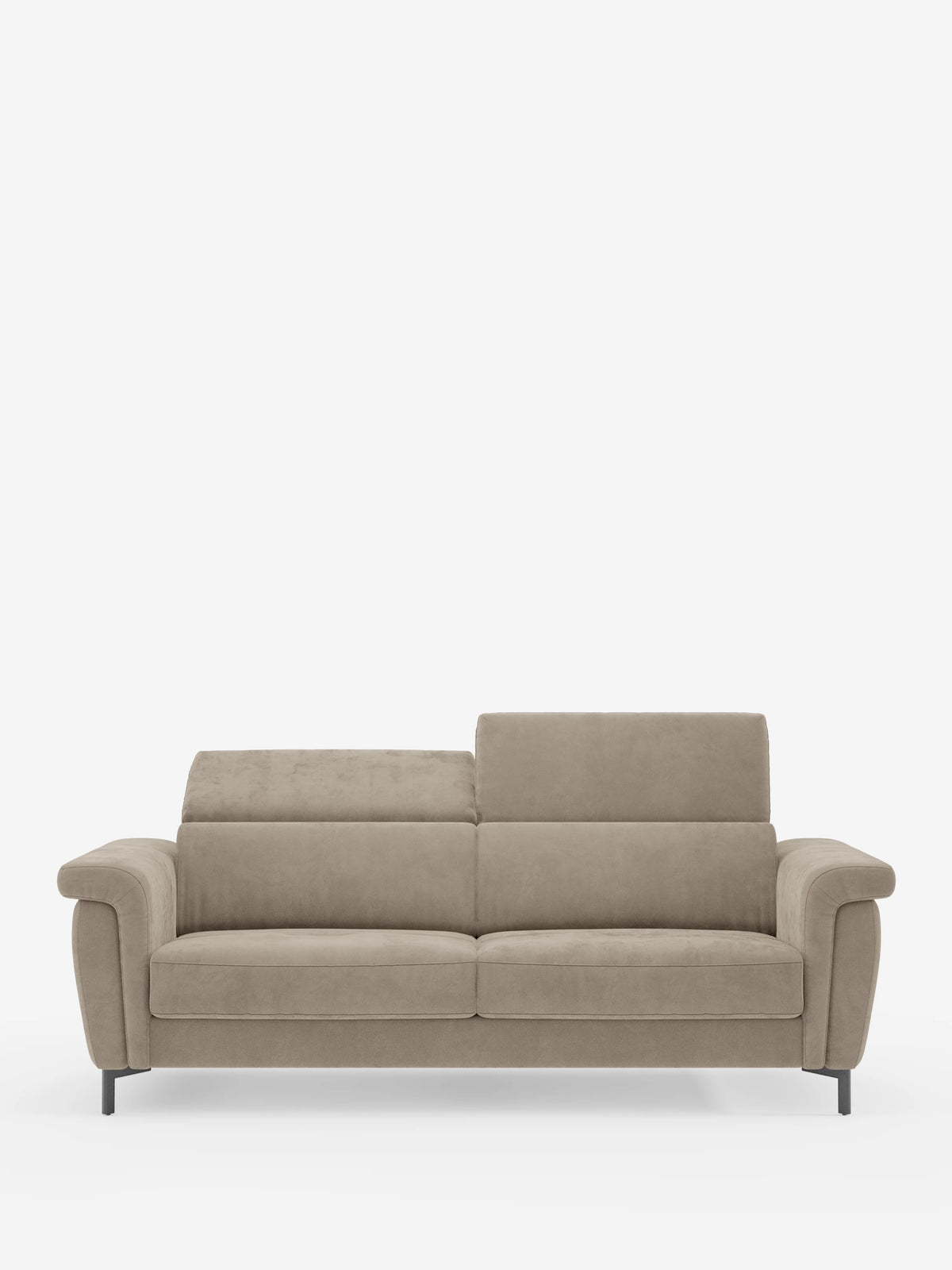 Il divano letto di design Capri di Divani.Store è caratterizzato da gambe alte, ampi braccioli e due cuscini di seduta, tutti rivestiti in un raffinato tessuto effetto velluto T30 resistente alle macchie. Raffigurato con il poggiatesta sinistro abbassato e quello destro sollevato, questo divano di manifattura italiana, realizzato con maestria, risalta su uno sfondo bianco a tinta unita.