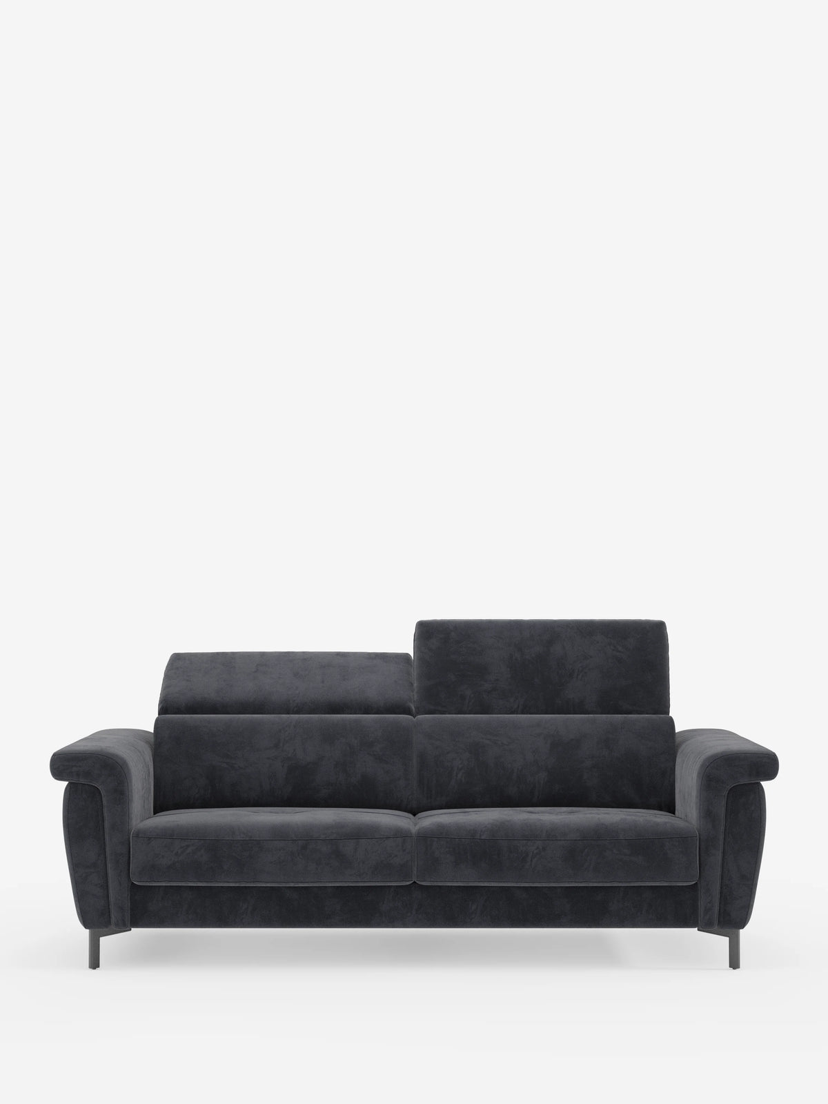 Un divano letto di design contemporaneo Capri con piedini alti di Divani.Store, rivestito in un sofisticato tessuto T30 effetto velluto resistente alle macchie, caratterizzato da eleganti gambe nere e poggiatesta reclinabili. La sua lavorazione artigianale italiana in stile minimalista risalta sullo sfondo bianco a tinta unita.