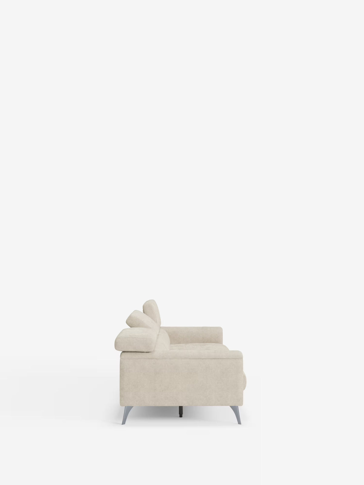 Vista laterale del divano Caravaggio a 4 posti con tre sedute scorrevoli di Divani.Store, rivestito in tessuto beige T31 facile da pulire, con cuscini multipli per lo schienale e gambe in metallo. Questo divano moderno offre un design minimalista unito a un comfort avvolgente, tre sedute scorrevoli e poggiatesta reclinabili. Il divano è posizionato su uno sfondo bianco liscio, senza altri oggetti visibili.