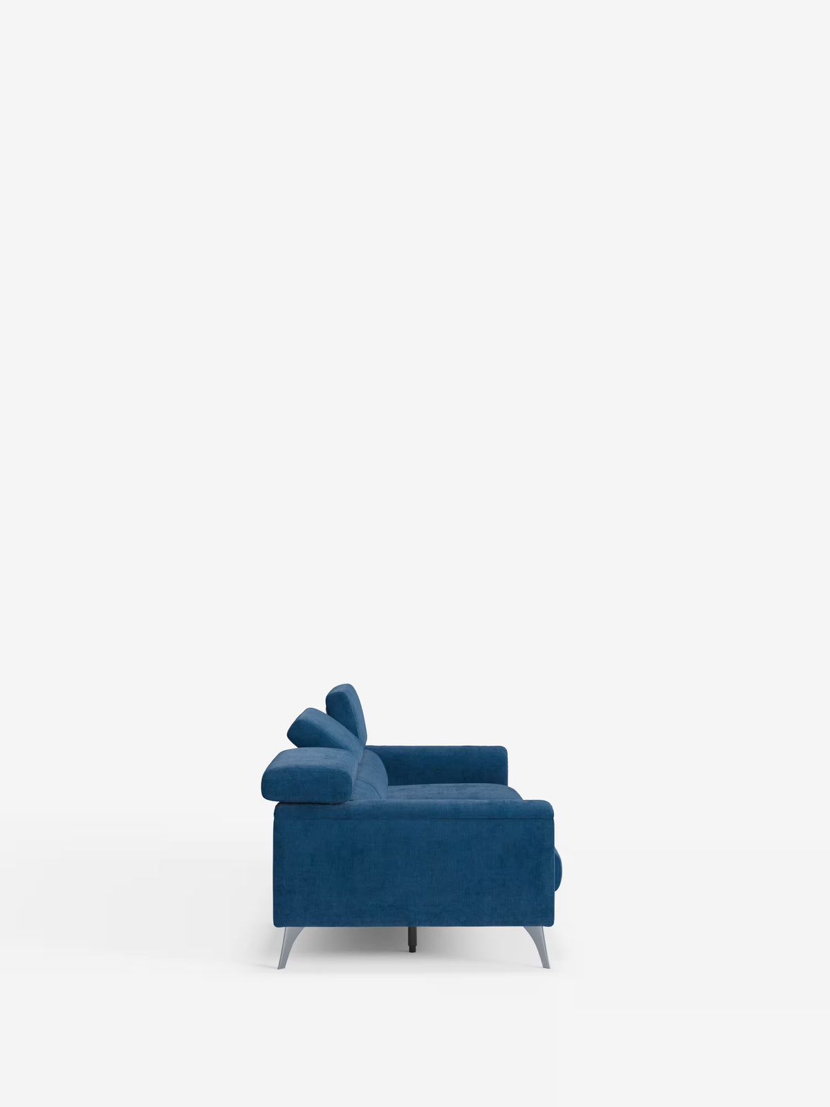Vista laterale del divano Caravaggio a 4 posti con tre sedute scorrevoli di Divani.Store, rivestito in tessuto blu smacchiabile T31, con braccioli bassi e gambe angolate in metallo. Il design minimalista mette in risalto solo il lato destro di questo divano moderno, dotato di poggiatesta reclinabili, che occupa la parte inferiore sinistra di uno sfondo bianco liscio.