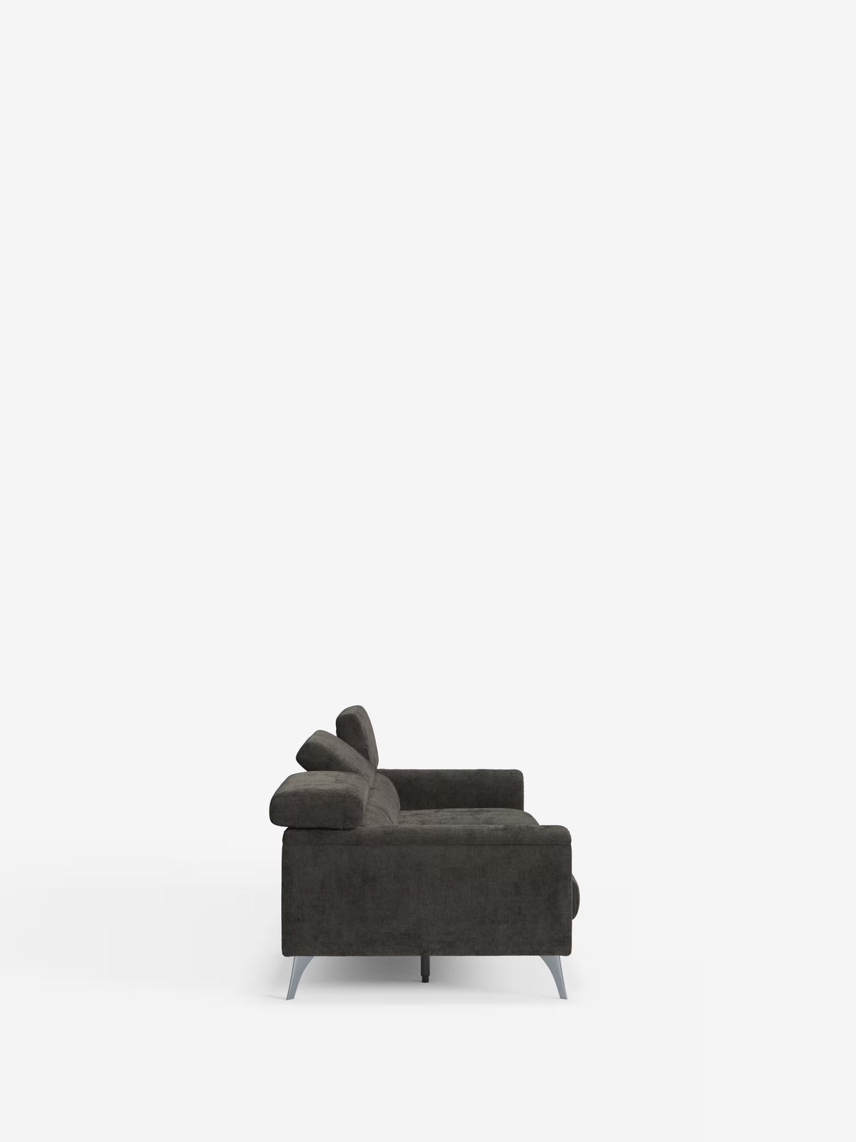 Vista laterale del divano Caravaggio a 4 posti con tre sedute scorrevoli di Divani.Store, un moderno divano componibile grigio scuro caratterizzato da una chaise longue sulla destra, morbidi cuscini, braccioli bassi, sottili gambe angolate in metallo e poggiatesta reclinabili. Rivestito in tessuto T31 facile da pulire, questo elegante divano moderno è messo in risalto da uno sfondo bianco a tinta unita, perfetto per gli spazi abitativi contemporanei.
