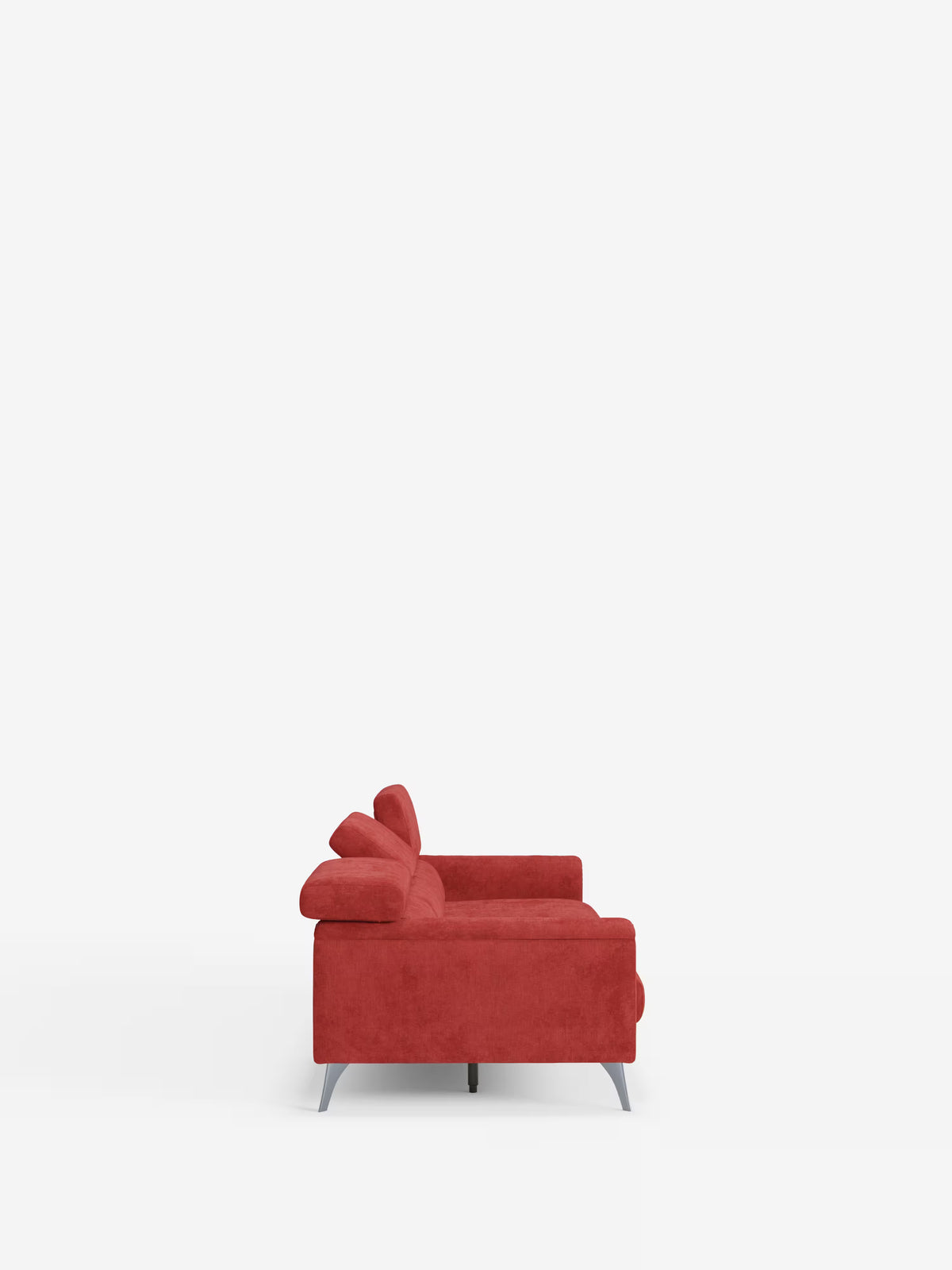 Un divano contemporaneo in tessuto rosso “Caravaggio divano 4 posti a tre sedute scorrevoli - poggiatesta reclinabili in tessuto smacchiabile T31” di Divani.Store con gambe metalliche, ripreso di profilo su uno sfondo bianco a tinta unita. Questo divano moderno unisce linee pulite a uno stile minimalista, caratterizzato da braccioli e due cuscini dello schienale a vista che conferiscono un aspetto elegante e moderno.