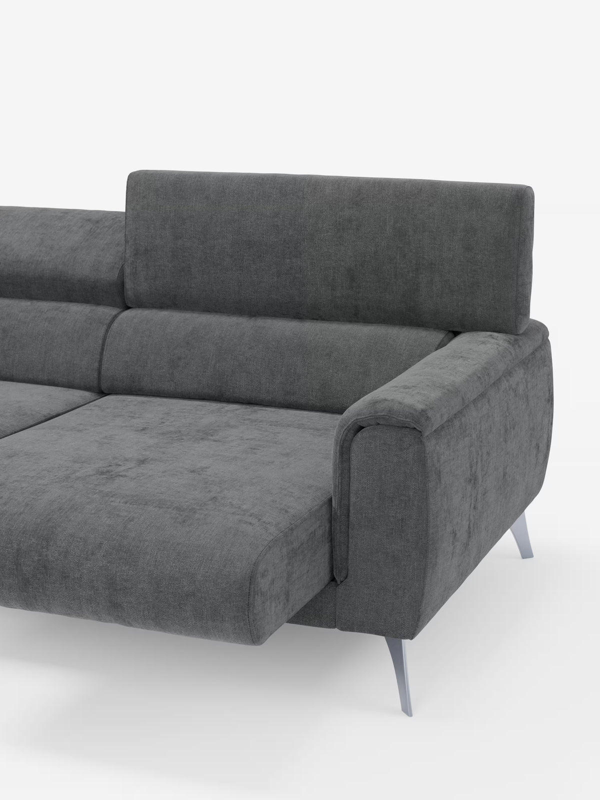 Un divano componibile in stile contemporaneo, rivestito con l'elegante tessuto T31 resistente alle macchie: il divano Caravaggio a 2 e 3 posti di Divani.Store si distingue per le linee pulite, l'imbottitura morbida, lo schienale basso con poggiatesta reclinabili e le gambe in metallo inclinate verso l'esterno. Su uno sfondo bianco a tinta unita è visibile solo la sezione destra di questo divano di design.