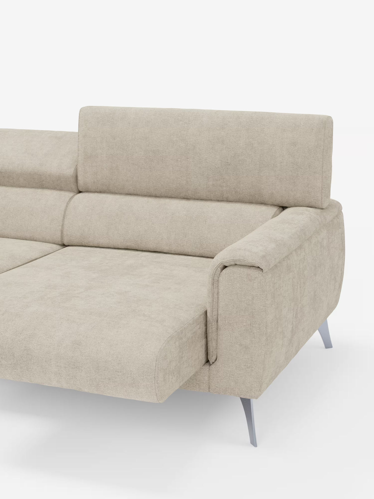 Il divano Caravaggio a 2 e 3 posti di Divani.Store è rivestito in elegante tessuto smacchiabile T31 e presenta sedute allungabili per una superficie di seduta più ampia, completata da un poggiatesta reclinabile per un comfort ancora maggiore. Questo divano moderno vanta linee pulite, uno schienale basso e un bracciolo sul lato destro, il tutto sostenuto da gambe angolate in metallo argentato. Su uno sfondo bianco a tinta unita, il suo design contemporaneo risalta, rendendolo una scelta di stile per