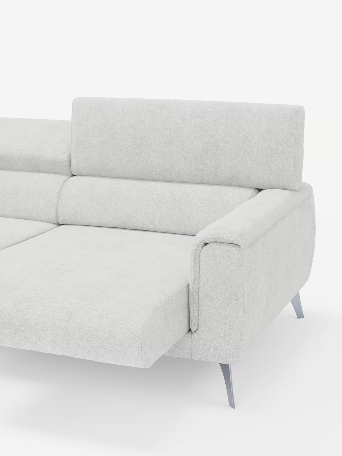 Ecco la frase modificata che include le informazioni sul prodotto: Il divano Caravaggio a 2 e 3 posti di Divani.Store è un divano moderno dal design lineare, di colore grigio chiaro, con gambe in metallo, ampi braccioli e schienali regolabili. Rivestito con l’elegante tessuto T31, resistente alle macchie, dall’aspetto morbido e testurizzato, questo divano componibile è dotato di sedute allungabili per un maggiore comfort e versatilità. Il divano è fotografato su uno sfondo bianco a tinta unita, in una