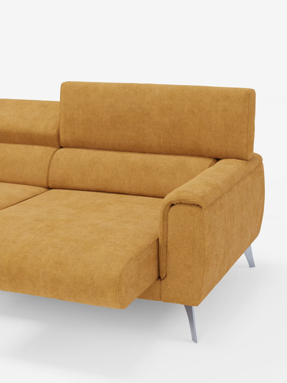Un divano lineare dal design contemporaneo di Divani.Store: il divano Caravaggio a 2 e 3 posti presenta schienali e cuscini morbidi, un bracciolo sul lato destro e sottili gambe in metallo argentato. Rivestito con un elegante tessuto T31 giallo senape resistente alle macchie, offre sedute estensibili e poggiatesta reclinabili per un comfort personalizzato. La foto mette in risalto una parte di questo elegante divano componibile dalle linee pulite e dritte.