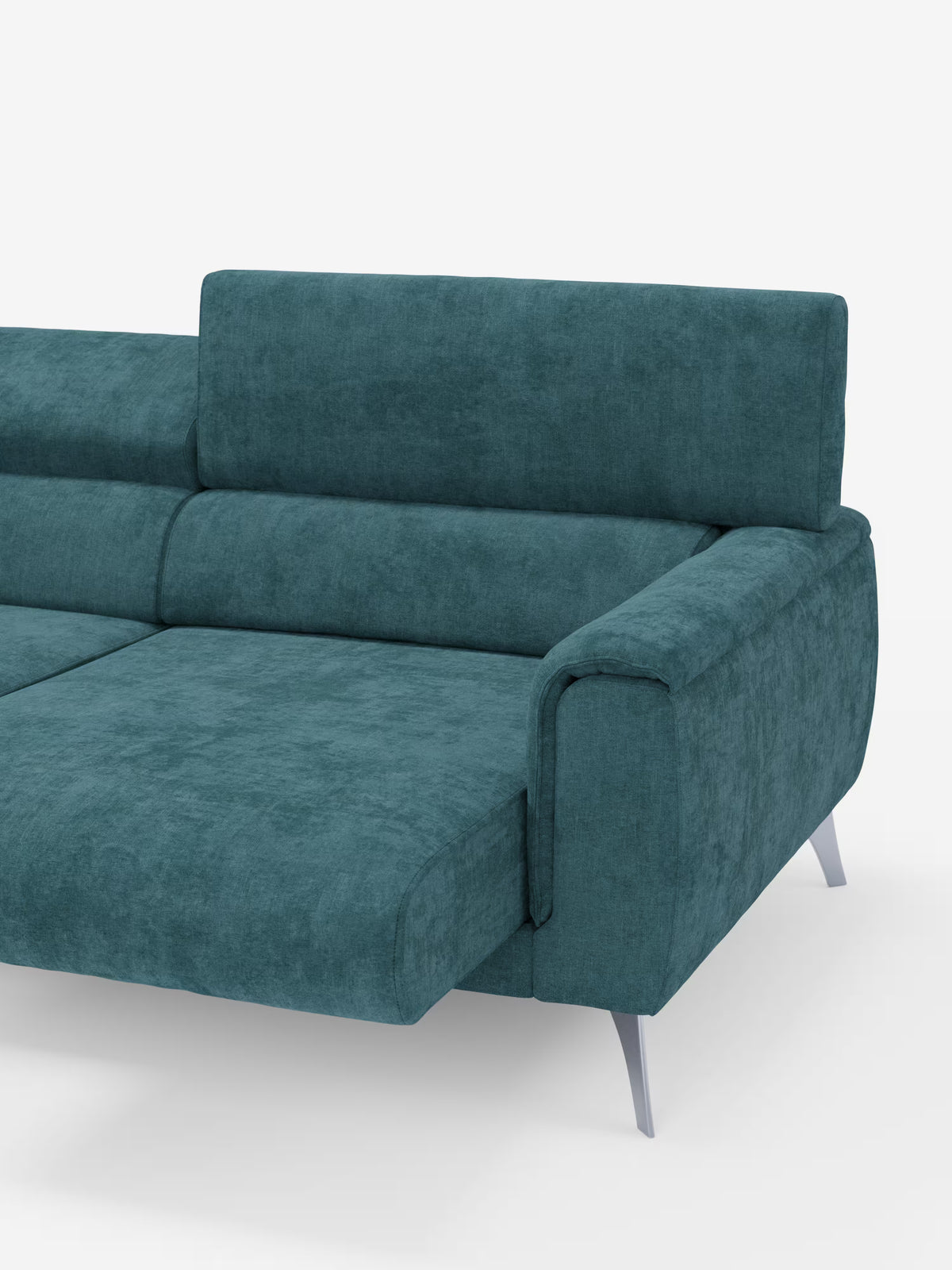 Il divano Caravaggio a 2 e 3 posti di Divani.Store, rivestito in elegante tessuto T31 resistente alle macchie, presenta un design contemporaneo con bracciolo destro, schienale basso ed eleganti gambe in metallo. I suoi cuscini di seduta estensibili formano una chaise longue — ideale per rilassarsi in un soggiorno contemporaneo — e l’immagine mostra solo una parte di questo divano moderno con poggiatesta reclinabili su uno sfondo bianco.