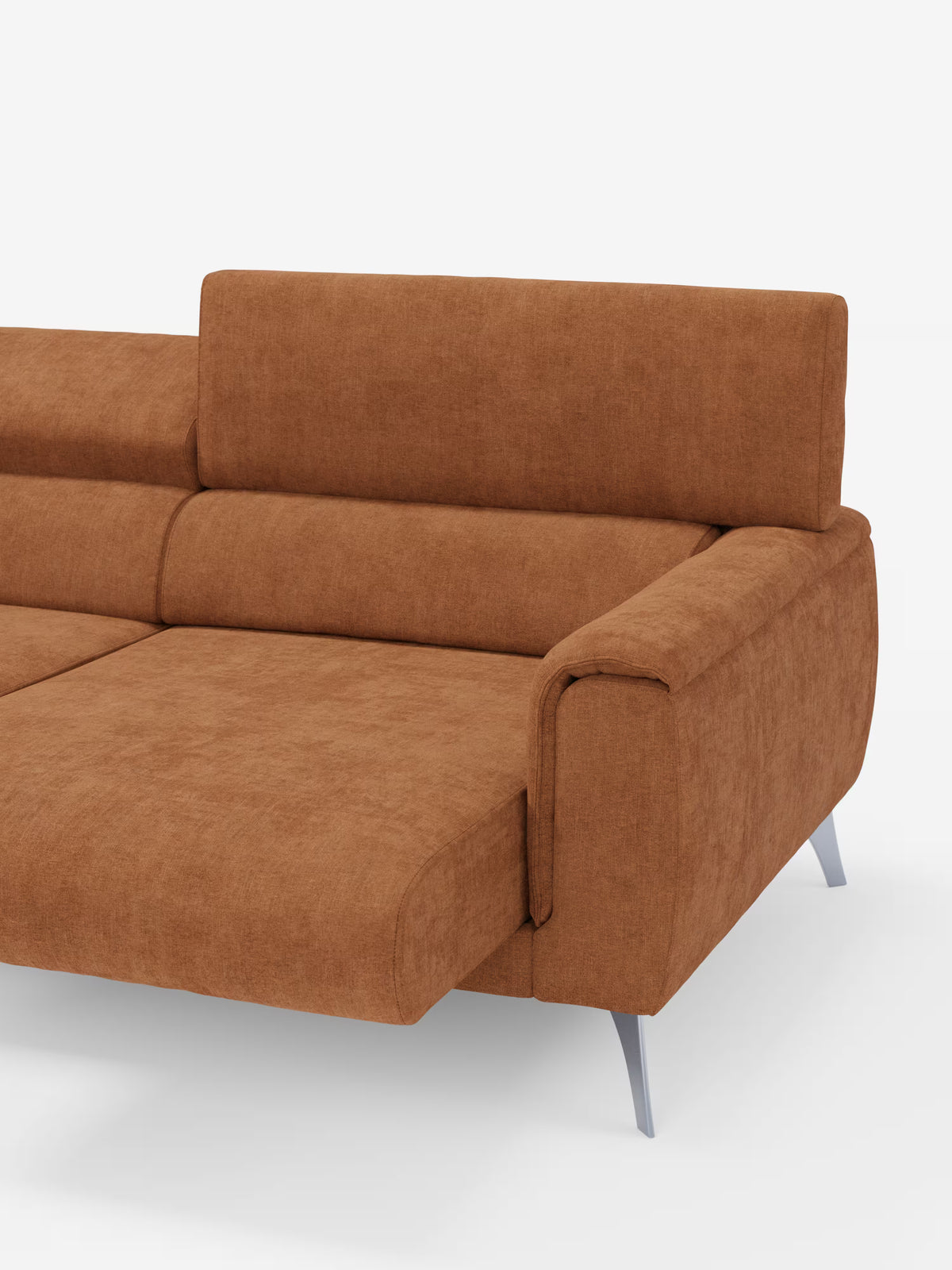 Un divano contemporaneo Caravaggio a 2 e 3 posti di Divani.Store, dotato di sedute allungabili e poggiatesta reclinabili, rivestito in elegante tessuto T31 resistente alle macchie. Il rivestimento color ruggine è completato da cuscini rettangolari, un ampio bracciolo e raffinate gambe in metallo. Una delle sezioni è estensibile per formare una chaise longue, che esalta il design moderno di questo divano su uno sfondo bianco a tinta unita.