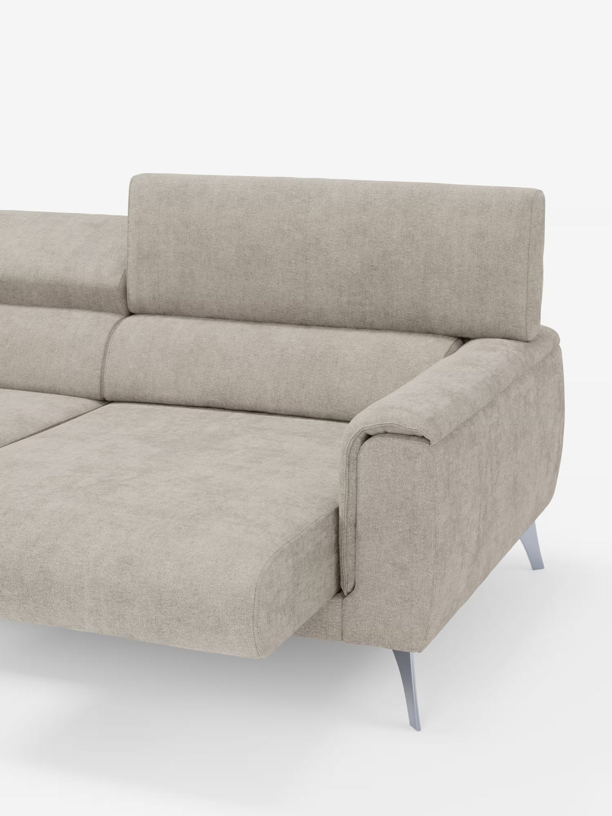 Il divano Caravaggio a 2 e 3 posti con sedute allungabili e poggiatesta reclinabili di Divani.Store, rivestito in elegante tessuto smacchiabile T31 color beige chiaro, si caratterizza per le linee pulite, le gambe basse in metallo, i morbidi cuscini e lo schienale regolabile. Ideale per un soggiorno contemporaneo, l’immagine mostra la sezione sinistra con una chaise longue estesa posizionata su uno sfondo bianco a tinta unita.