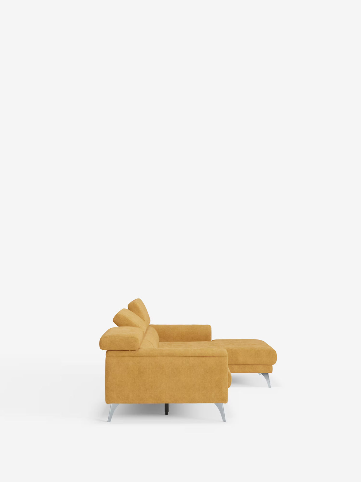 Un divano angolare Caravaggio in tonalità giallo senape, con penisola e sedute scorrevoli in tessuto smacchiabile T31 di Divani.Store, caratterizzato da una chaise longue sul lato destro. Il divano minimalista poggia su eleganti gambe in metallo ed è presentato su uno sfondo bianco a tinta unita.