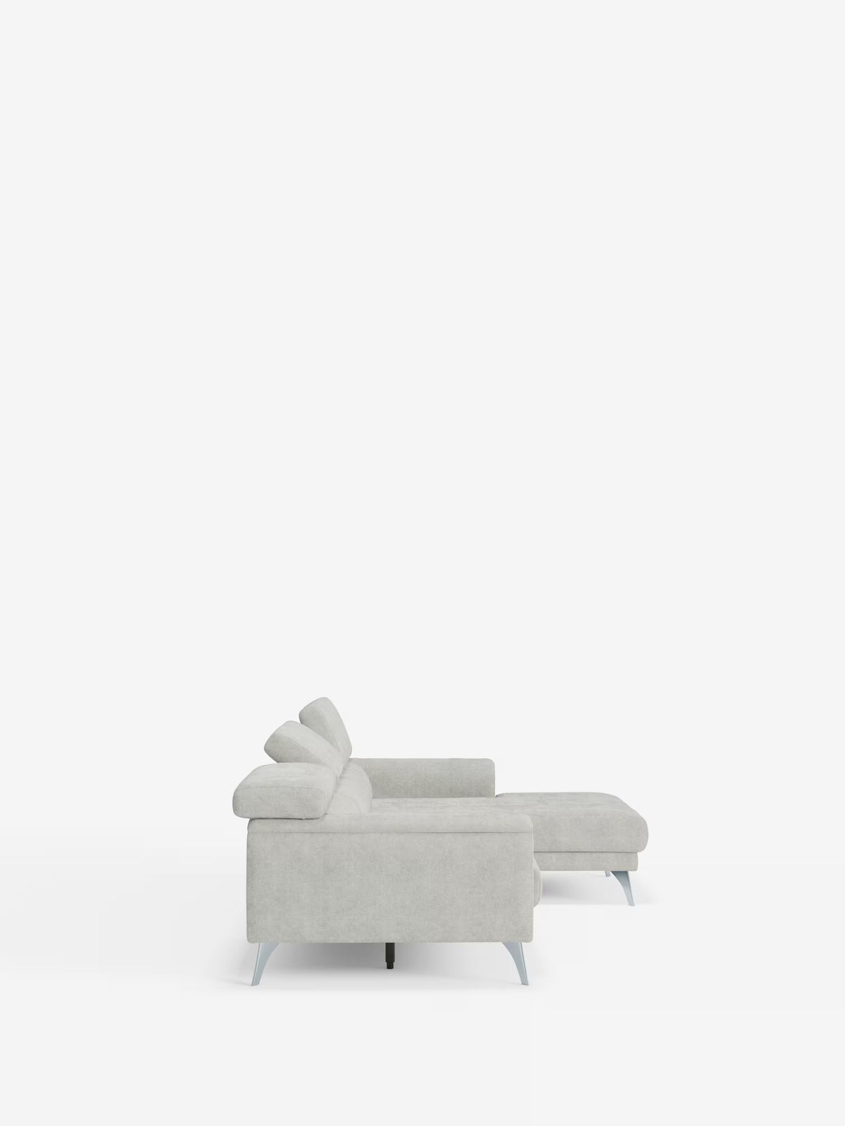 Il divano angolare Caravaggio con penisola e sedute scorrevoli in tessuto smacchiabile T31 di Divani.Store è raffigurato di profilo, caratterizzato da un design moderno in grigio chiaro dalle linee pulite, gambe in metallo, ampi cuscini regolabili (sedute scorrevoli) e una chaise longue estesa sulla destra. Su uno sfondo bianco a tinta unita, la presentazione ne sottolinea lo stile minimalista.