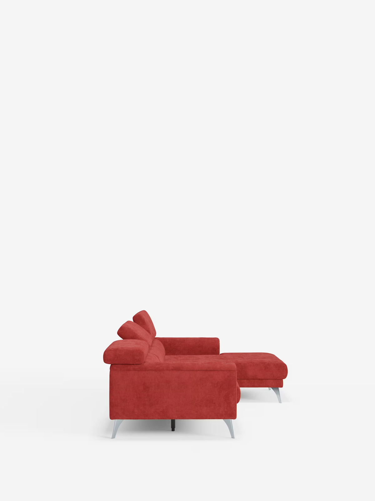 Un divano angolare Caravaggio rosso in stile contemporaneo con penisola e sedute scorrevoli in tessuto smacchiabile T31 di Divani.Store, caratterizzato da una chaise longue sul lato destro, morbido tessuto resistente alle macchie, braccioli squadrati, cuscini soffici e eleganti gambe in metallo argentato. Presentato su uno sfondo bianco a tinta unita per mettere in risalto la forma del divano e il suo colore vivace.