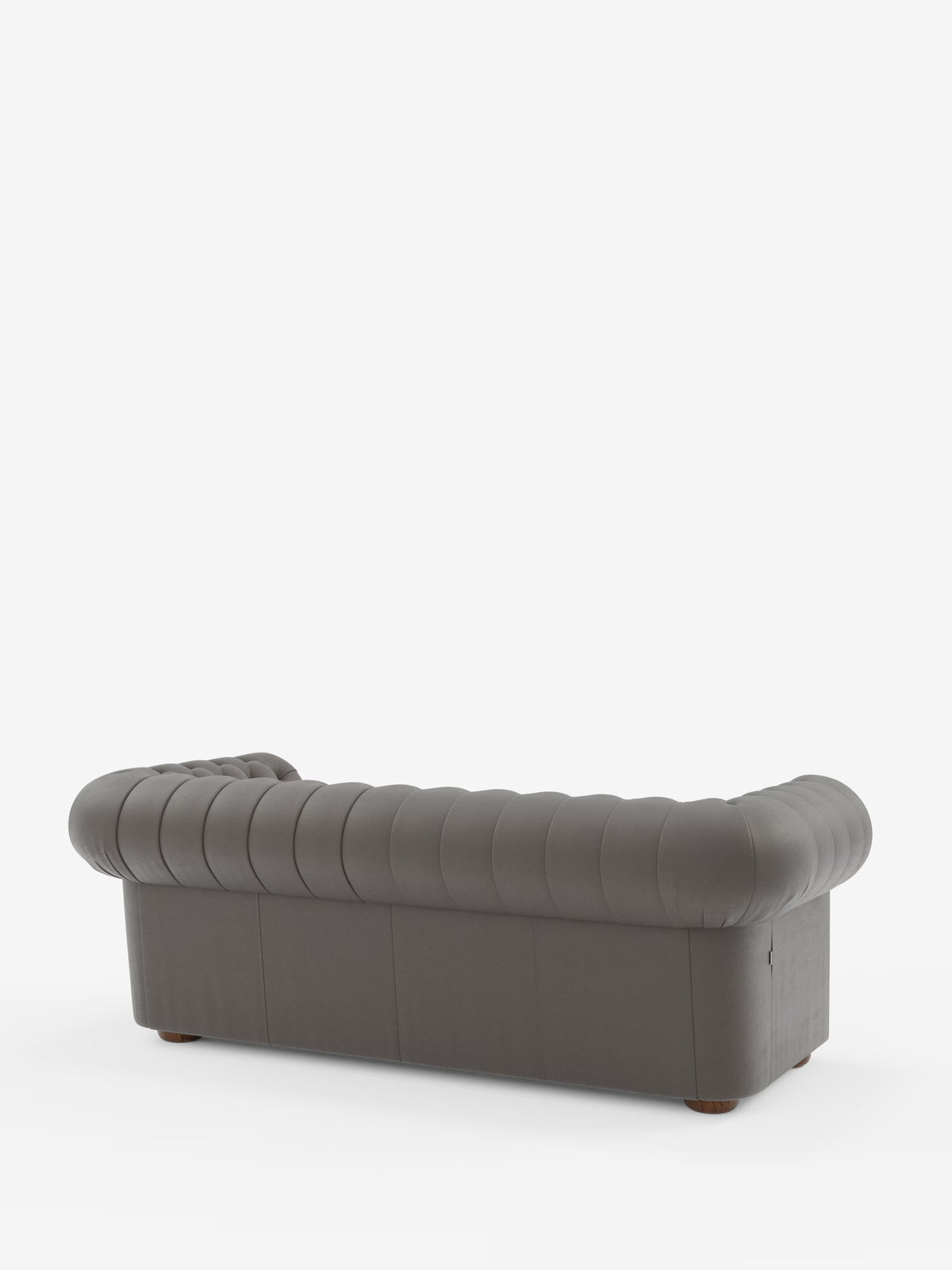 Un divano Chesterfield grigio scuro – Divano Chesterfield in vera pelle spessorata a 2 e 3 posti di Divani.Store – è ripreso da dietro, mettendo in risalto i braccioli ricurvi e arrotondati e lo schienale trapuntato. Questo elegante divano artigianale italiano poggia su piccole gambe rotonde in legno, in primo piano su uno sfondo bianco a tinta unita.