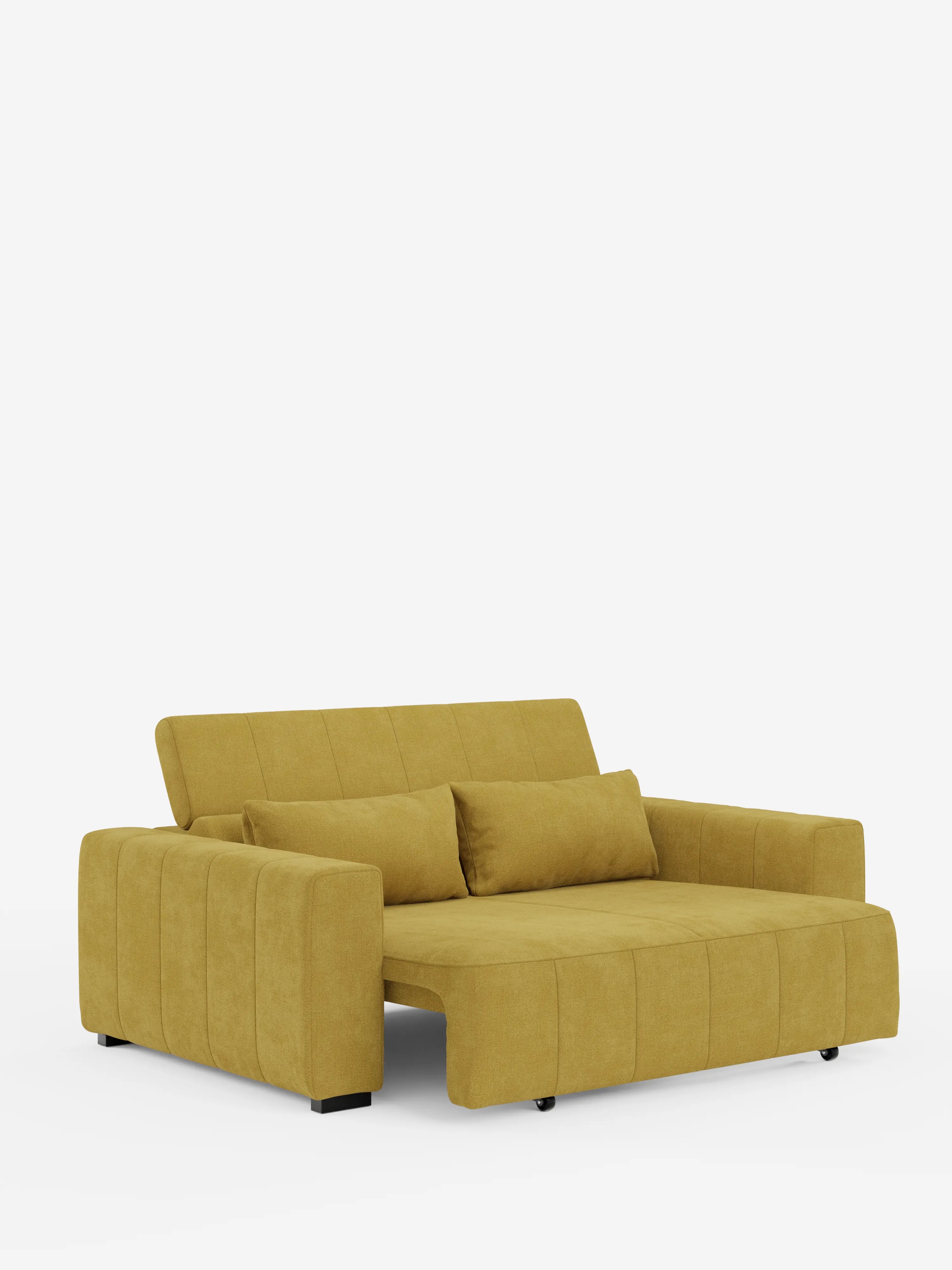 Un divano a tre posti in stile dorico, in colore giallo senape, di Divani.Store, caratterizzato da due cuscini coordinati, ampi braccioli e uno schienale basso. Questo divano è dotato di sedute estensibili elettricamente e di un poggiatesta reclinabile, è rivestito in tessuto T23 di facile pulizia e poggia su gambe corte nere su uno sfondo bianco a tinta unita.