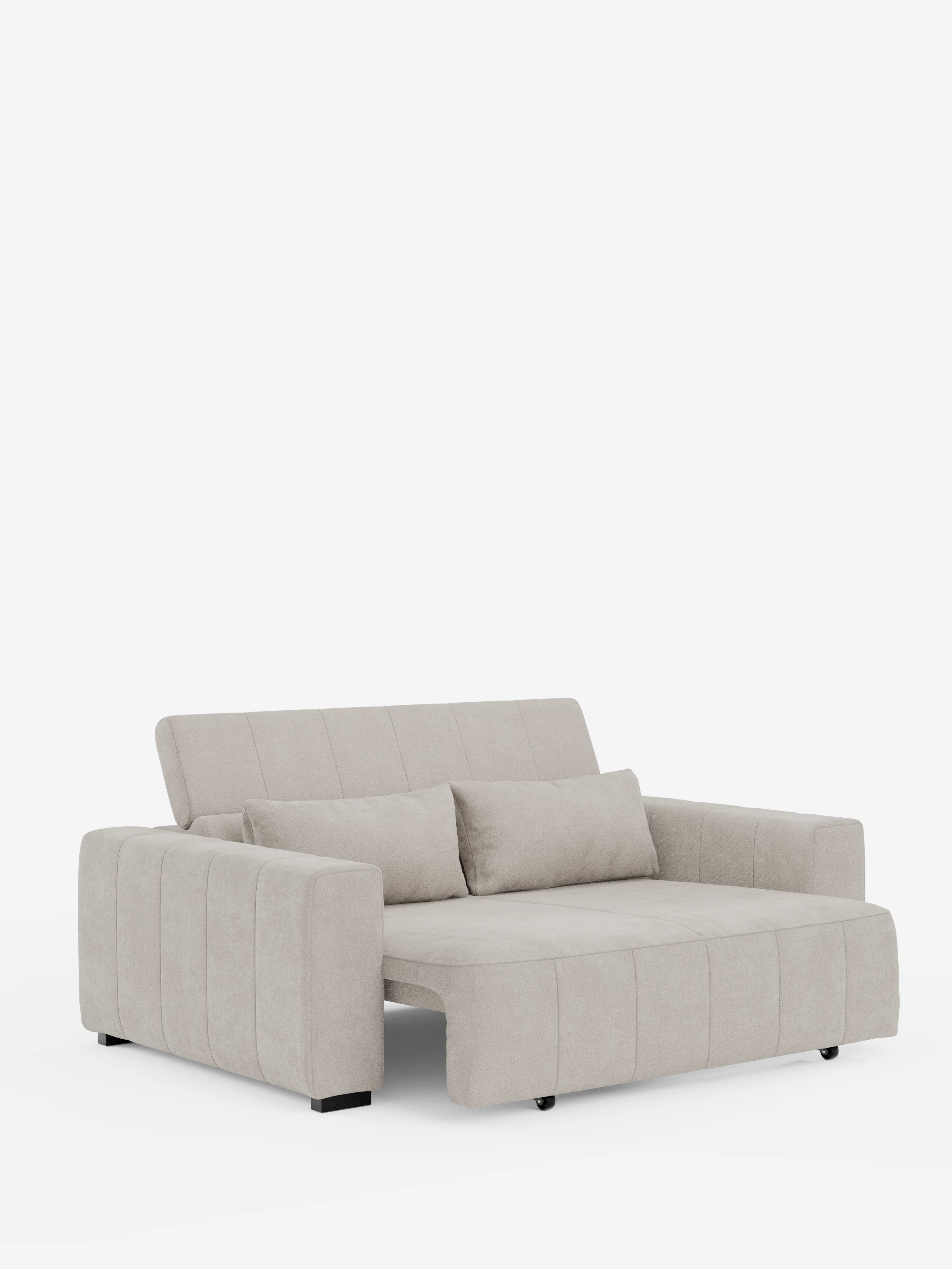 Un divano a tre posti in stile dorico contemporaneo di Divani.Store, rivestito in tessuto T23 beige facile da pulire, caratterizzato da ampi braccioli, cuciture verticali e due cuscini rettangolari dello schienale. Il divano è raffigurato nella versione estesa grazie alla funzione relax elettrica, che mette in risalto il versatile design sfoderabile. Il divano è dotato di poggiatesta reclinabili e poggia su piccoli piedini neri su uno sfondo bianco a tinta unita.