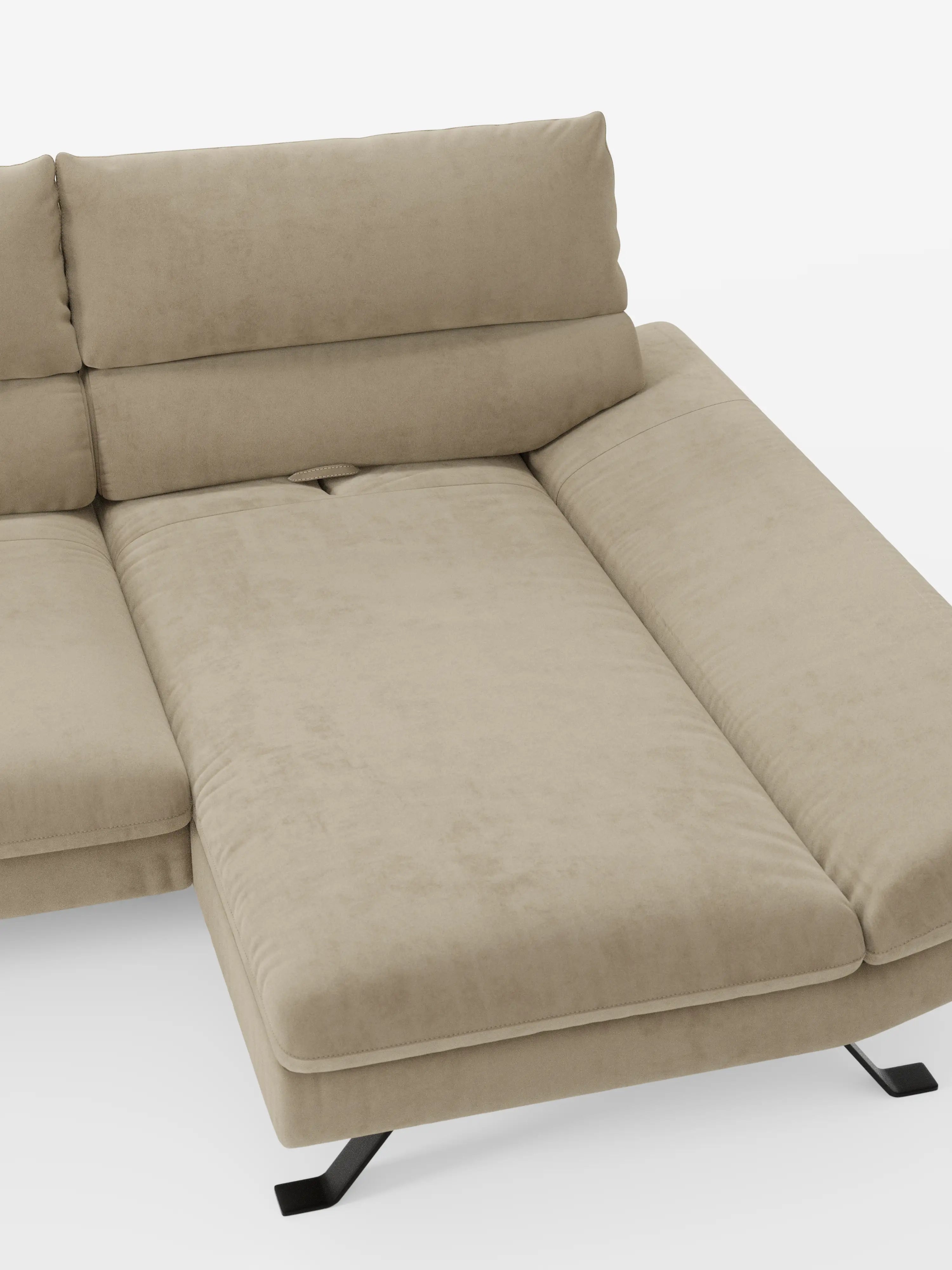 Il divano angolare Eclipse con penisola e schienali traslanti in microfibra tecnica smacchiabile T11 di Divani.Store è un divano angolare imbottito color beige, dotato di chaise longue, ampi braccioli e morbidi cuscini dello schienale. La seduta si trasforma in una superficie piana simile a un letto grazie all’innovativo design dello schienale traslante. Le gambe in metallo nero garantiscono un solido sostegno, in contrasto con lo sfondo bianco a tinta unita.