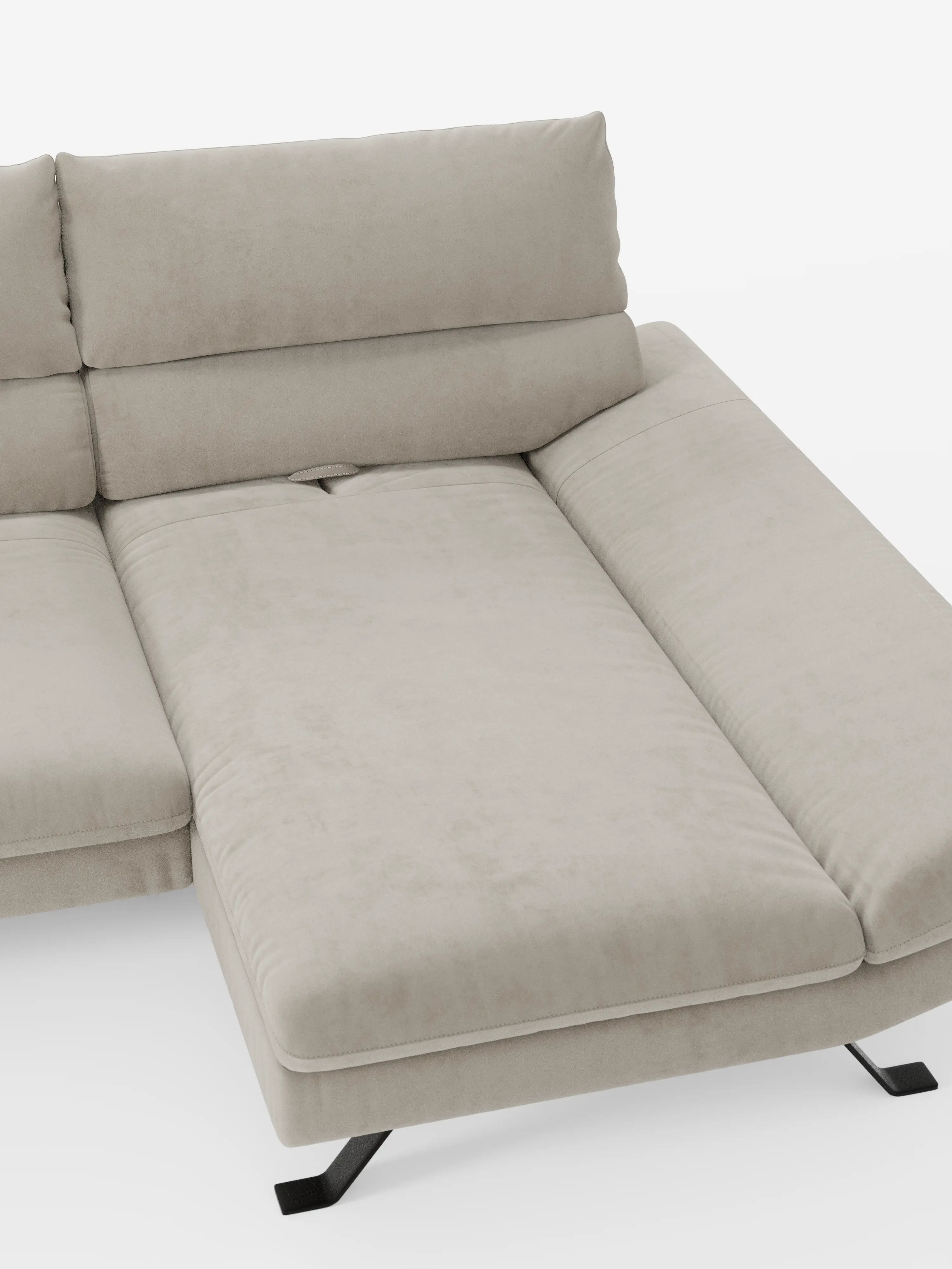 Ecco il divano angolare con penisola e schienali traslanti in microfibra tecnica smacchiabile T11 di Divani.Store: un elegante divano componibile beige con ampi cuscini piatti e gambe in metallo nero. È dotato di una sezione chaise longue che si estende verso l’esterno per creare una spaziosa zona letto, mentre l’innovativo schienale traslante offre un sostegno personalizzabile per la schiena, il tutto su uno sfondo bianco brillante.