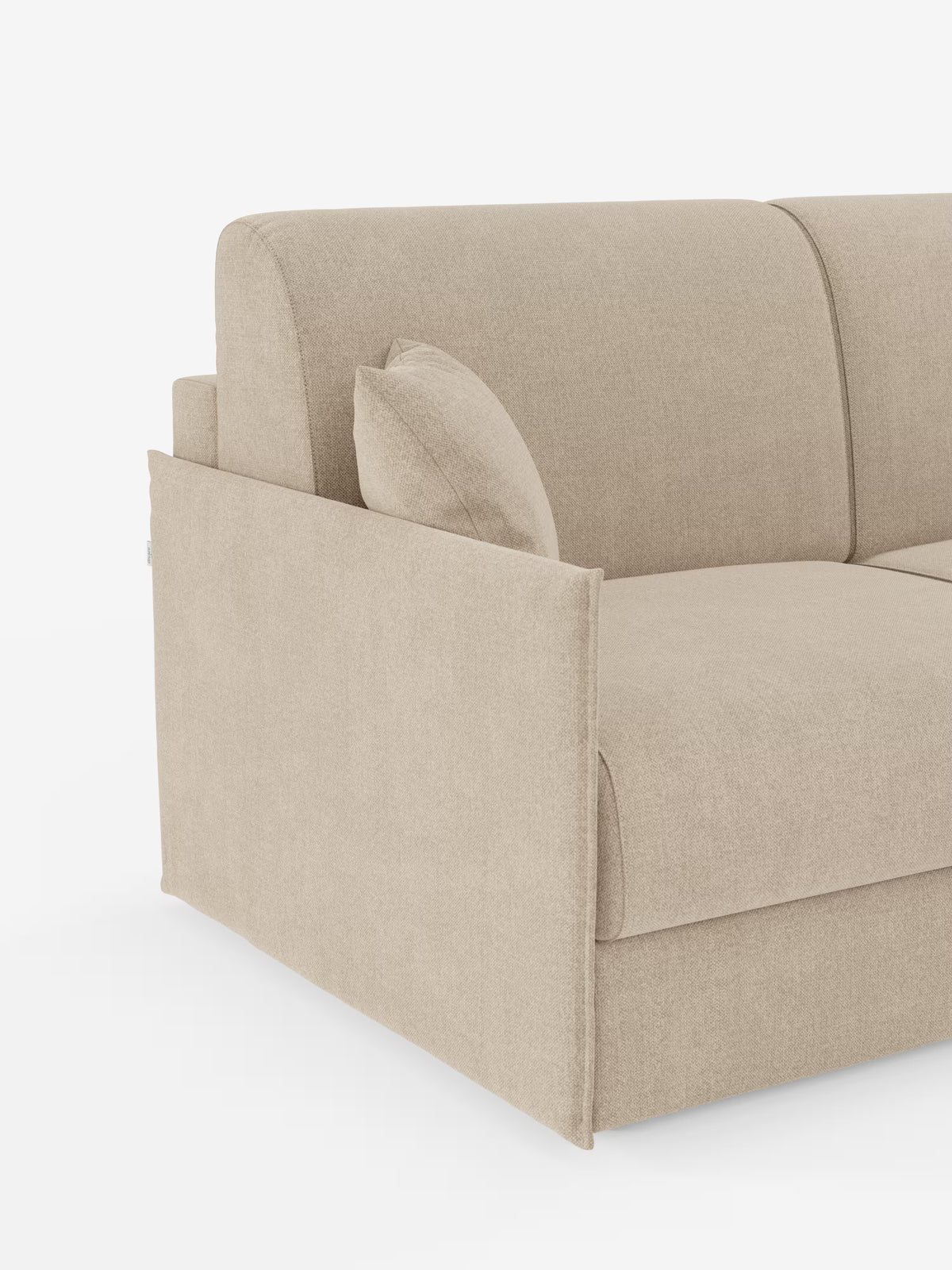 Un divano letto angolare beige contemporaneo Evans con penisola contenitore di Divani.Store, realizzato con un rivestimento in tessuto T23 morbido e resistente alle macchie. Caratterizzato da braccioli spessi, morbidi cuscini di seduta e un unico cuscino coordinato, questo elegante divano letto compatto è esposto su uno sfondo bianco, che ne mette in risalto parte dello schienale e del profilo laterale.
