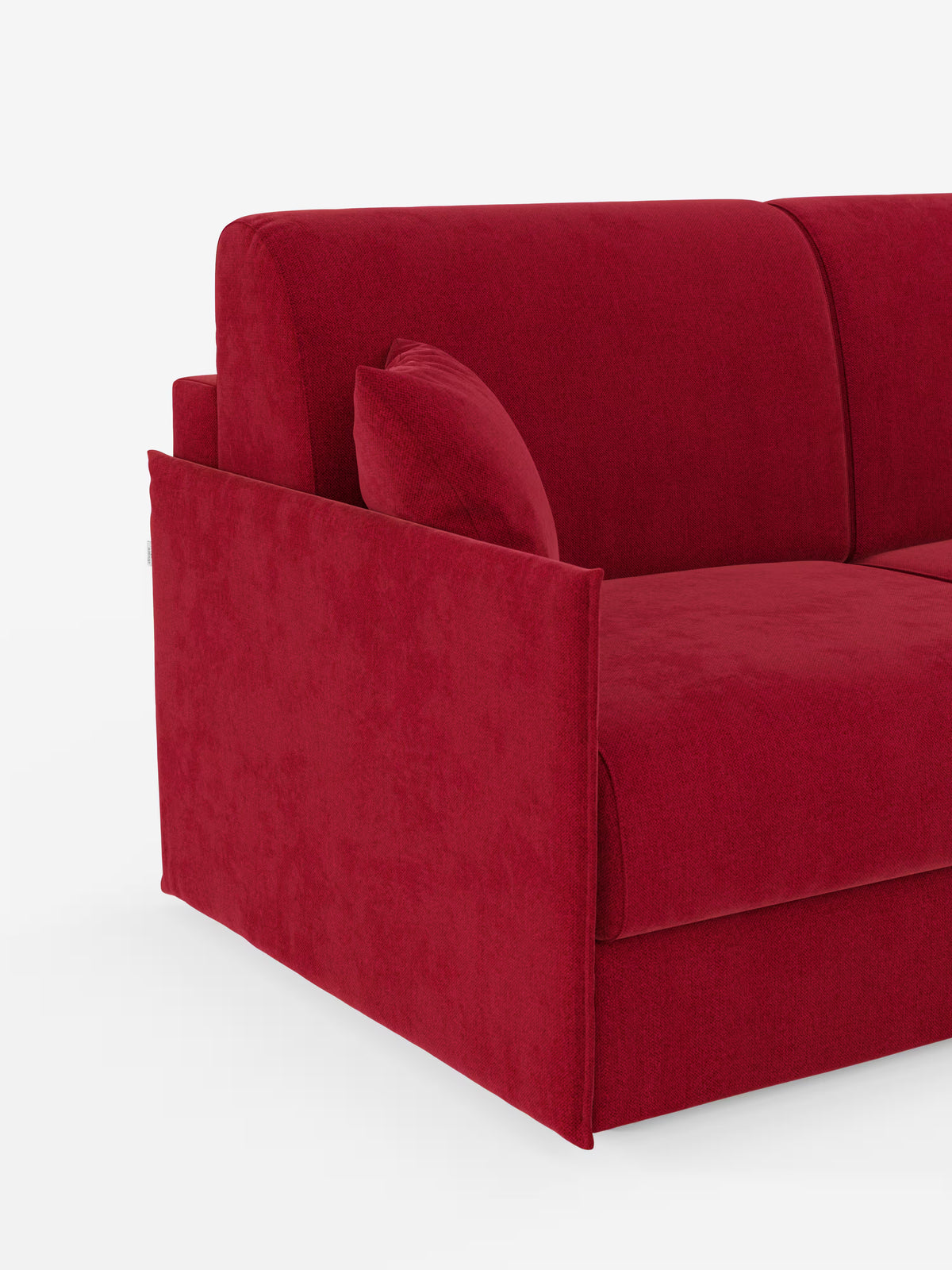 Primo piano del divano letto angolare con penisola contenitore Evans di Divani.Store, caratterizzato da un design moderno in velluto rosso con bracciolo basso e dritto sul lato sinistro, morbidi cuscini di seduta e schienale e un cuscino decorativo rosso abbinato su sfondo bianco. È visibile solo la parte sinistra di questo divano compatto in tessuto smacchiabile T23.