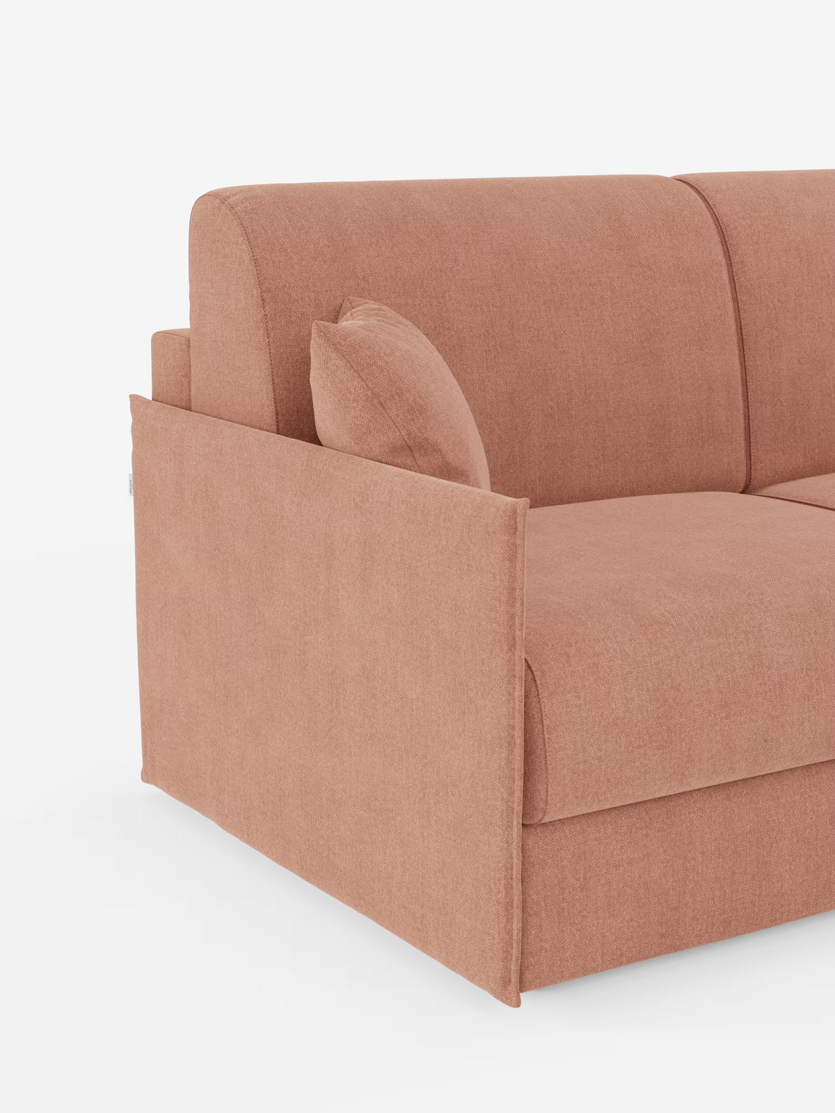 Un primo piano del divano letto angolare con penisola contenitore Evans di Divani.Store, rivestito in tessuto T23 color terracotta tenue e smacchiabile. Il bracciolo sinistro e lo schienale, morbidamente imbottiti, ne esaltano il comfort, mentre un cuscino rettangolare abbinato è appoggiato nell’angolo. Il suo design compatto e minimalista risalta sullo sfondo bianco.