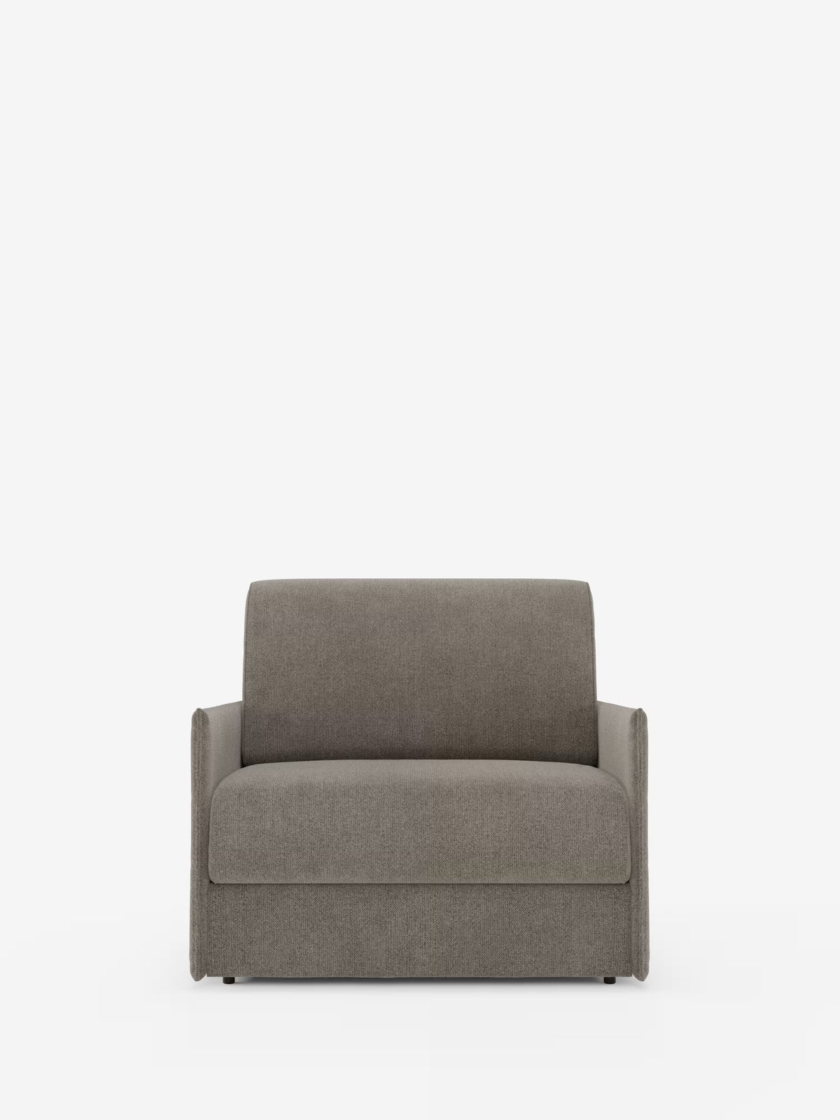 La poltrona letto compatta Evans con materasso di Divani.Store, caratterizzata da un design moderno nei toni del grigio con braccioli dritti e una silhouette squadrata, è rivestita in tessuto T23 sfoderabile e antimacchia. In primo piano su uno sfondo bianco a tinta unita, questa poltrona minimalista e salvaspazio è ideale per i piccoli spazi abitativi, offrendo sia una comoda seduta che una pratica soluzione per dormire.