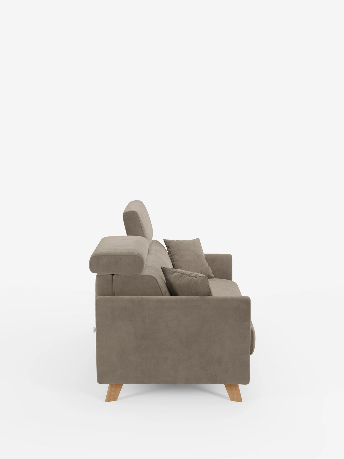 Vista laterale del divano letto Francy con poggiatesta regolabili di Divani.Store, caratterizzato da un moderno rivestimento beige in tessuto T30, 100% sfoderabile ed elegantemente resistente alle macchie. Il divano presenta gambe in legno, due ampi cuscini di seduta, poggiatesta regolabili e due cuscini quadrati, il tutto su uno sfondo bianco a tinta unita. Le sue linee slanciate e i materiali morbidi incarnano uno stile moderno e creano un’estetica minimalista, rendendolo un versatile divano a 2 e 3