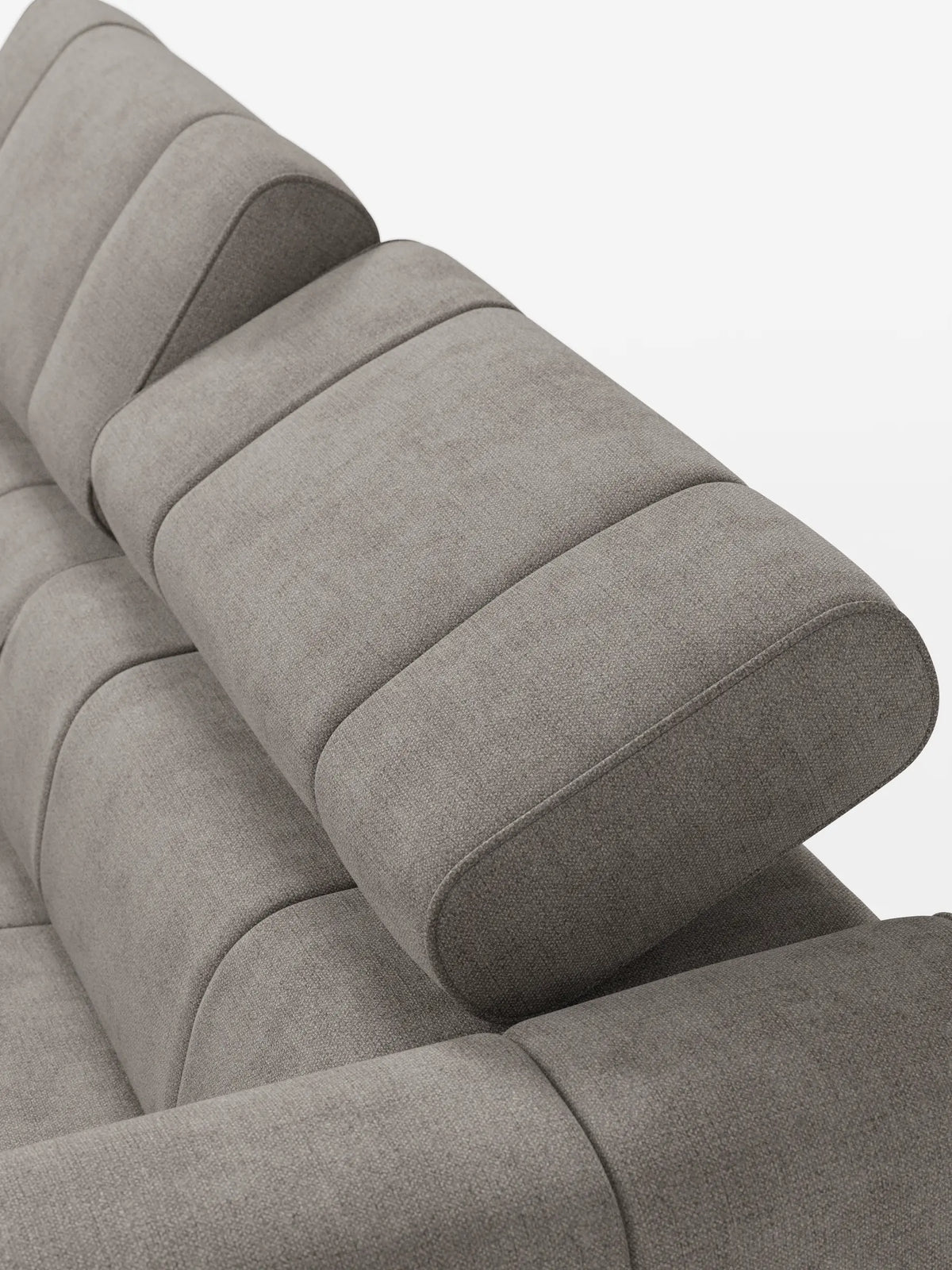 Un primo piano di un divano modulare Giotto a 3 posti color taupe, con poggiatesta reclinabili e funzione relax elettrica opzionale, rivestito in tessuto smacchiabile T23, caratterizzato da schienali segmentati, poggiatesta regolabili e tessuto a trama fine su sfondo bianco.