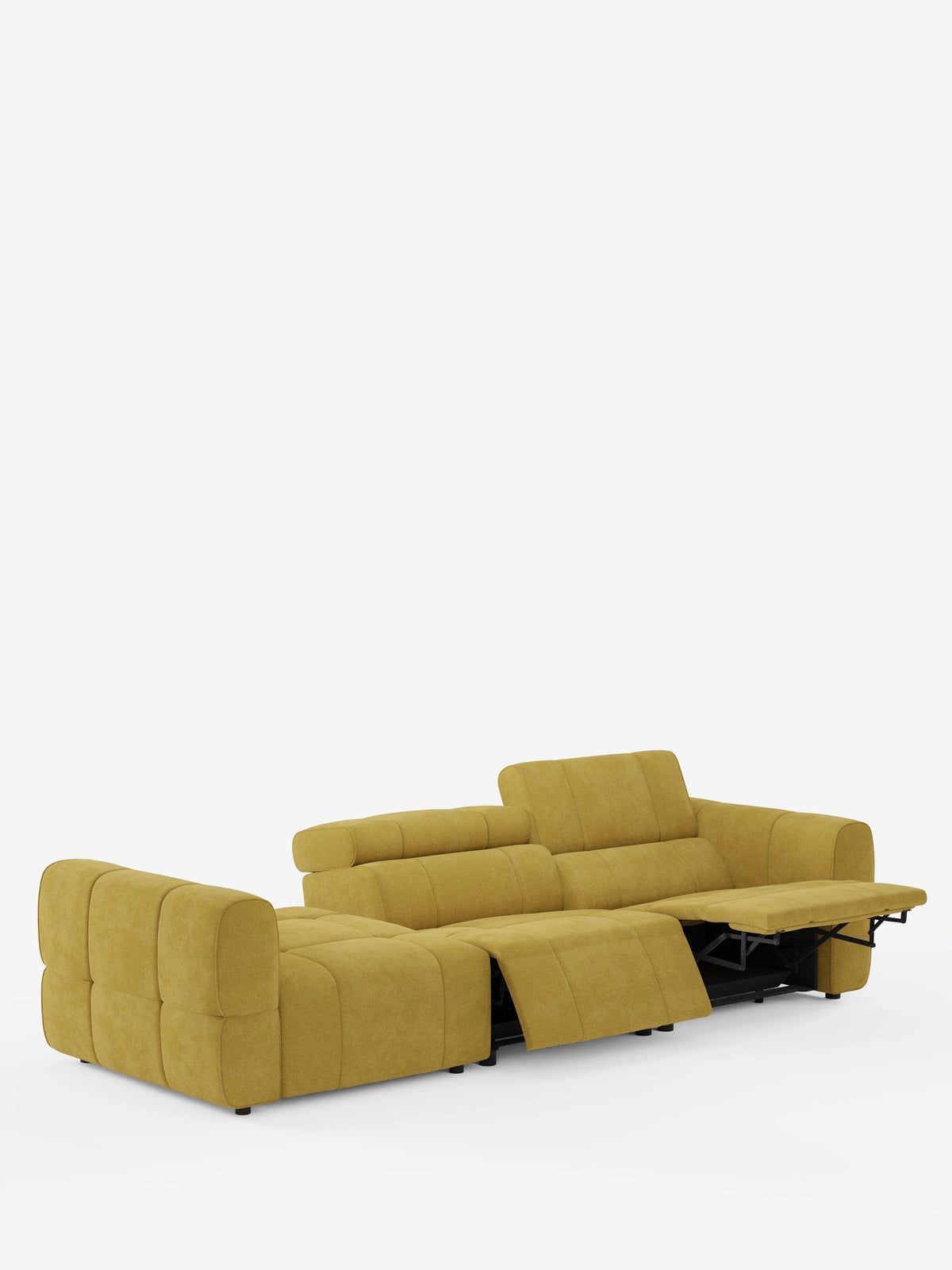 Un moderno divano componibile Giotto Divano, color giallo senape, con terminale aperto – opzione relax elettrico in tessuto smacchiabile T23 – è posizionato su uno sfondo bianco; presenta un profilo basso, un rivestimento trapuntato e un poggiapiedi allungato sulla destra.