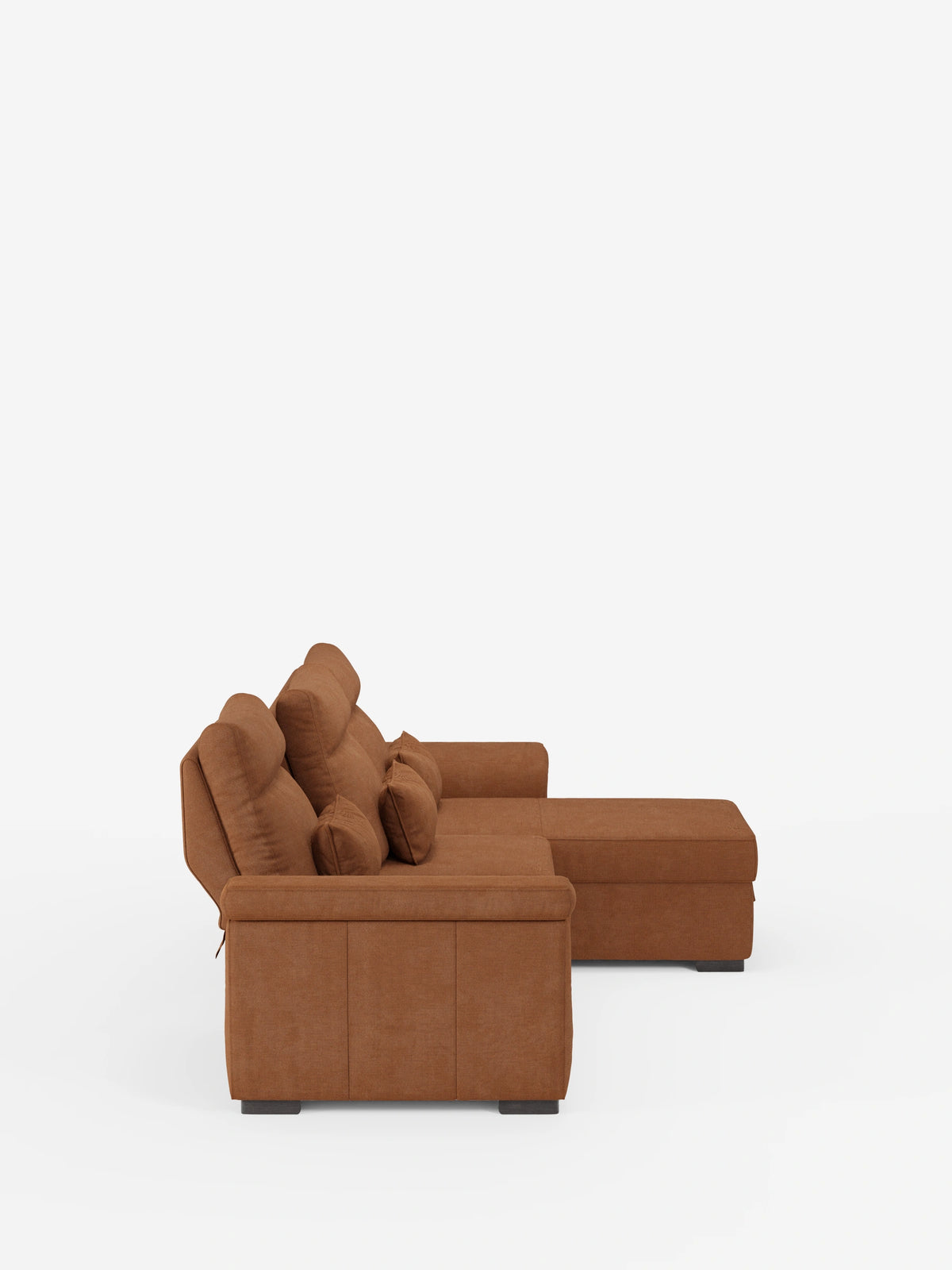 Un moderno divano letto angolare Ischia color marrone con chaise longue a destra, rivestito in tessuto misto lino con effetto testurizzato, schienali traslanti e due cuscini decorativi coordinati su sfondo bianco.