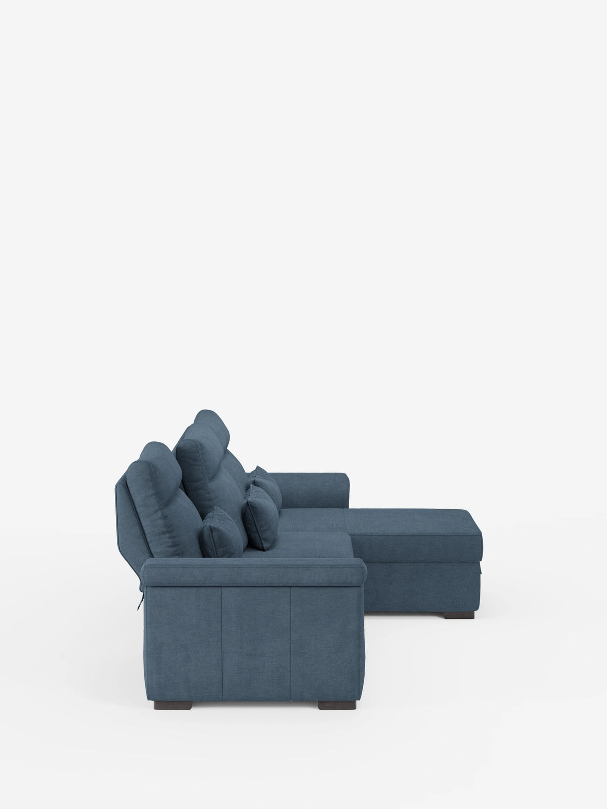 Vista laterale di un divano letto angolare blu “Ischia” con schienali scorrevoli, elemento estraibile e penisola contenitore in tessuto smacchiabile misto lino, caratterizzato da braccioli bassi e due cuscini decorativi su sfondo bianco.