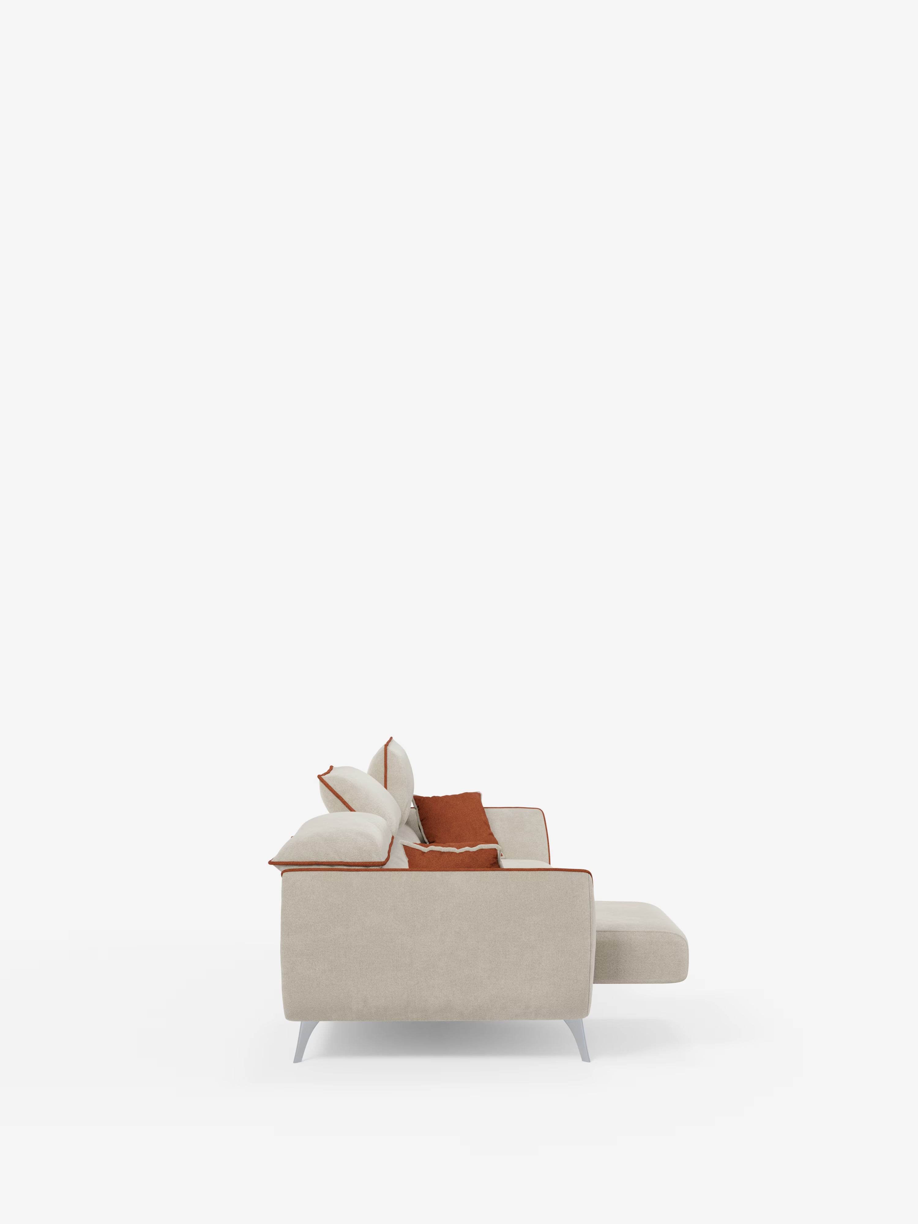 Vista laterale del divano Michelangelo 4 Posti bicolore di Divani.Store, un moderno divano beige dotato di tre sedute estensibili e poggiatesta reclinabili, rivestito in tessuto T23 antimacchia. Il divano presenta sottili gambe bianche e cuscini decorativi color ruggine-arancio, con cuscini impreziositi da bordi aranciati e una chaise longue integrata sul lato destro. La sua silhouette minimalista incarna il lusso contemporaneo su uno sfondo bianco semplice.