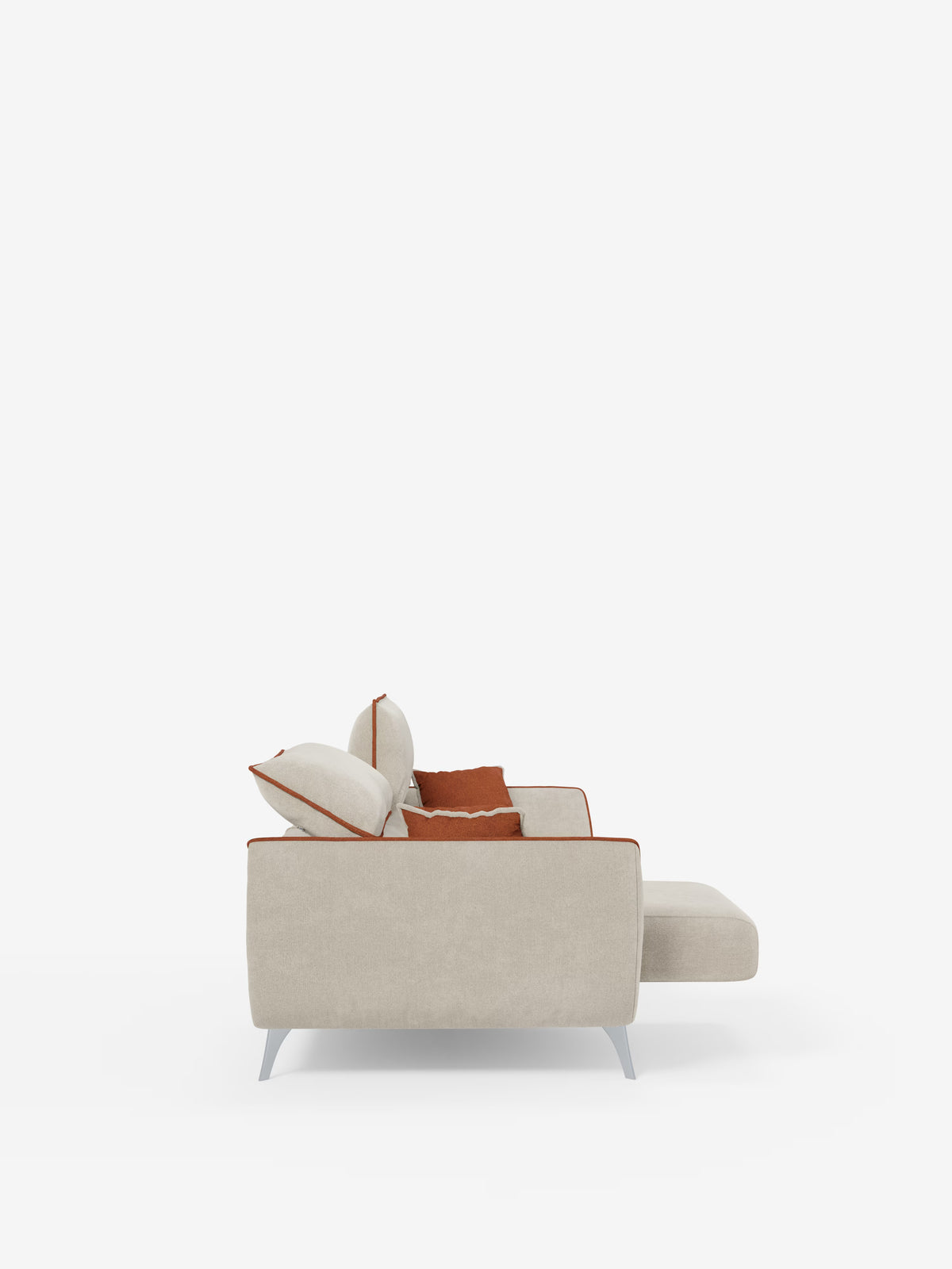 Il divano Michelangelo a 2 e 3 posti con sedute allungabili e poggiatesta reclinabili di Divani.Store è presentato di profilo, caratterizzato da un design bicolore in tessuto T23 antimacchia e da sottili gambe in metallo. Due cuscini beige e due cuscini decorativi color ruggine sono disposti con cura lungo la seduta e lo schienale, accentuando le linee slanciate e l’estetica moderna di questo elegante divano contemporaneo. Sullo sfondo di un bianco semplice, questo divano mette in risalto il suo design