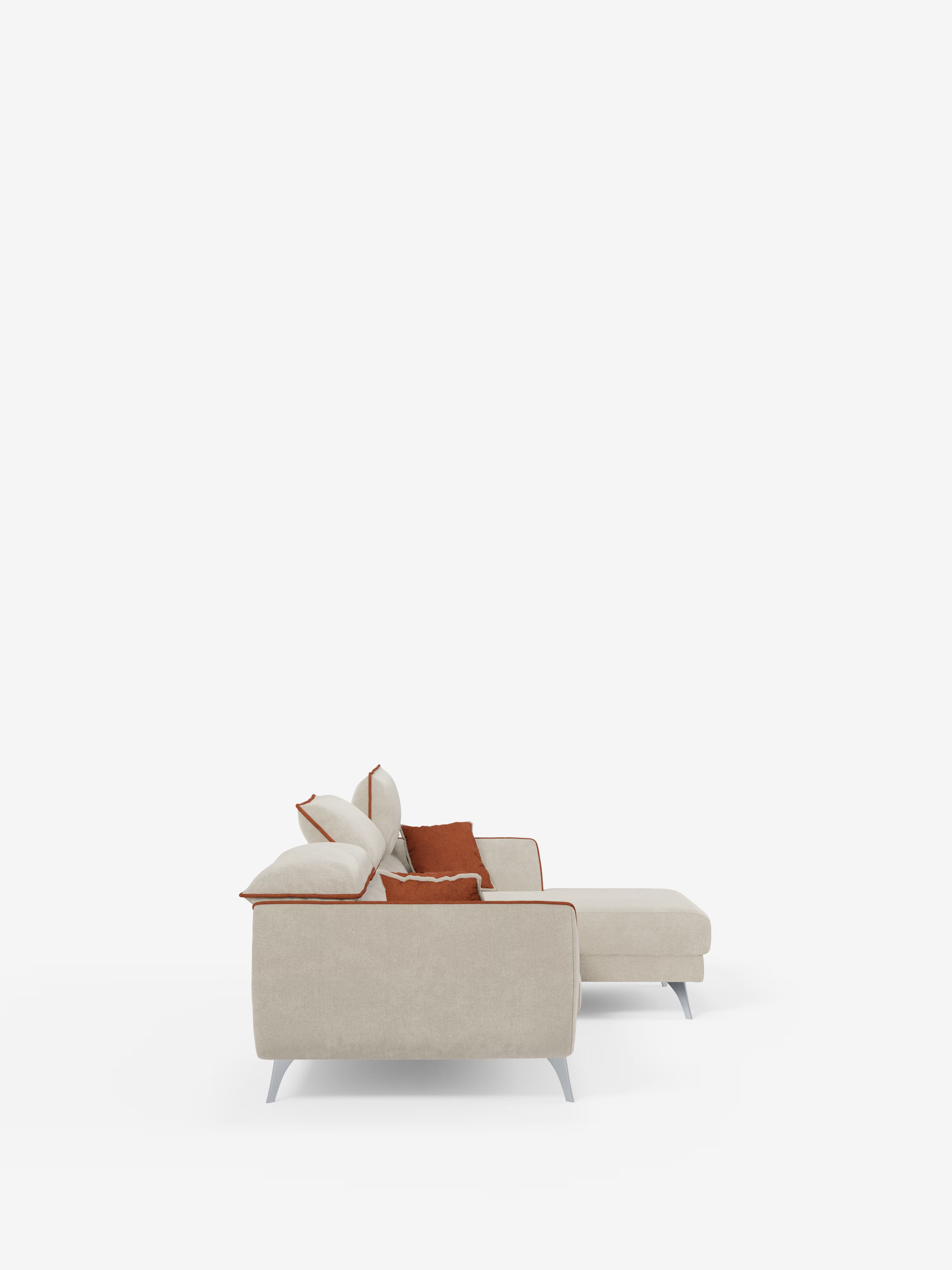 Vista laterale del divano angolare bicolore Michelangelo con penisola e sedute estensibili di Divani.Store, che presenta una chaise longue annessa. Questo divano moderno è caratterizzato da gambe angolari in metallo, quattro cuscini decorativi marroni e poggiatesta reclinabili opzionali in tessuto T23 smacchiabile, che creano un look minimalista e contemporaneo su uno sfondo bianco a tinta unita.