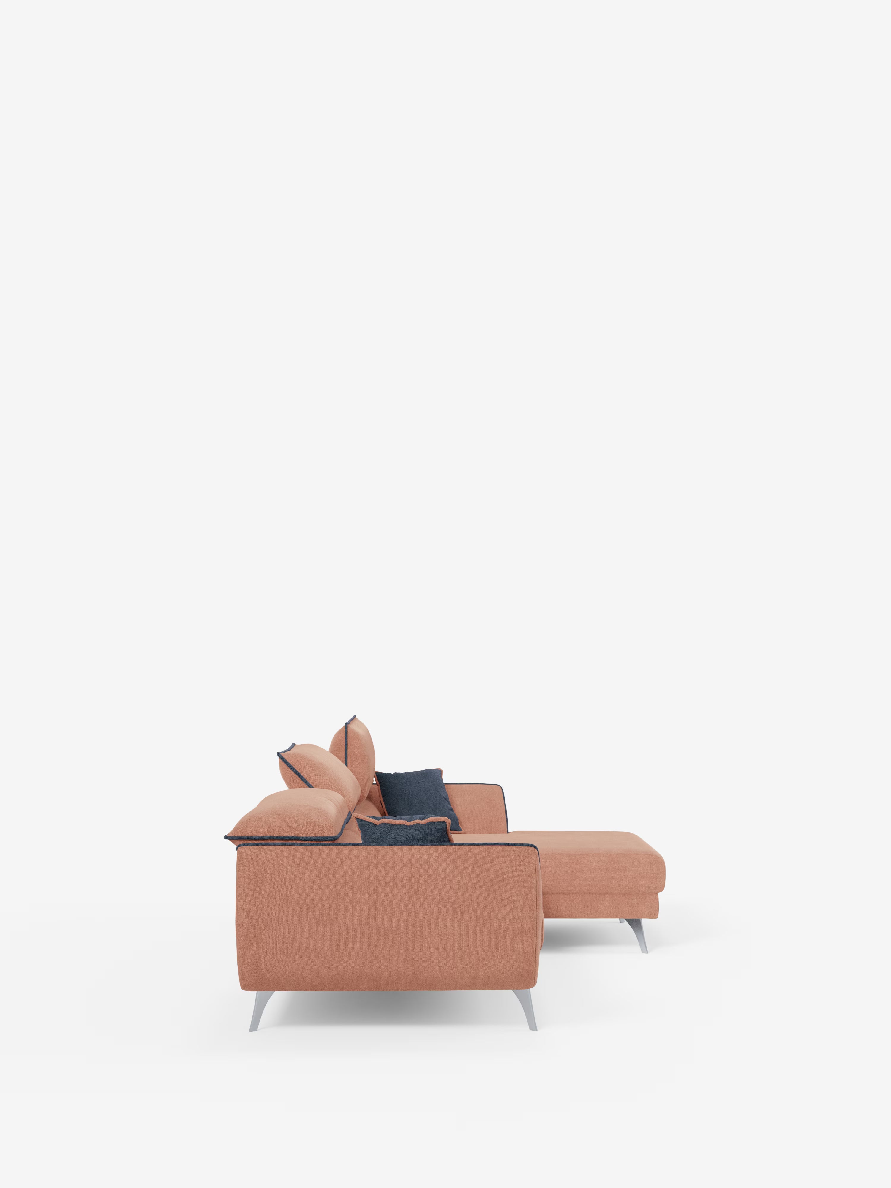 Vista laterale del divano angolare bicolore Michelangelo con penisola e sedute estensibili di Divani.Store, presentato in un moderno tessuto marrone chiaro con gambe angolari in metallo. Il divano è dotato di due cuscini rosa e uno blu scuro, oltre a poggiatesta reclinabili per un maggiore comfort. Davanti al divano angolare è posizionato un pouf rivestito con lo stesso tessuto T23 resistente alle macchie; il tutto è ambientato su uno sfondo bianco a tinta unita per un look minimalista.