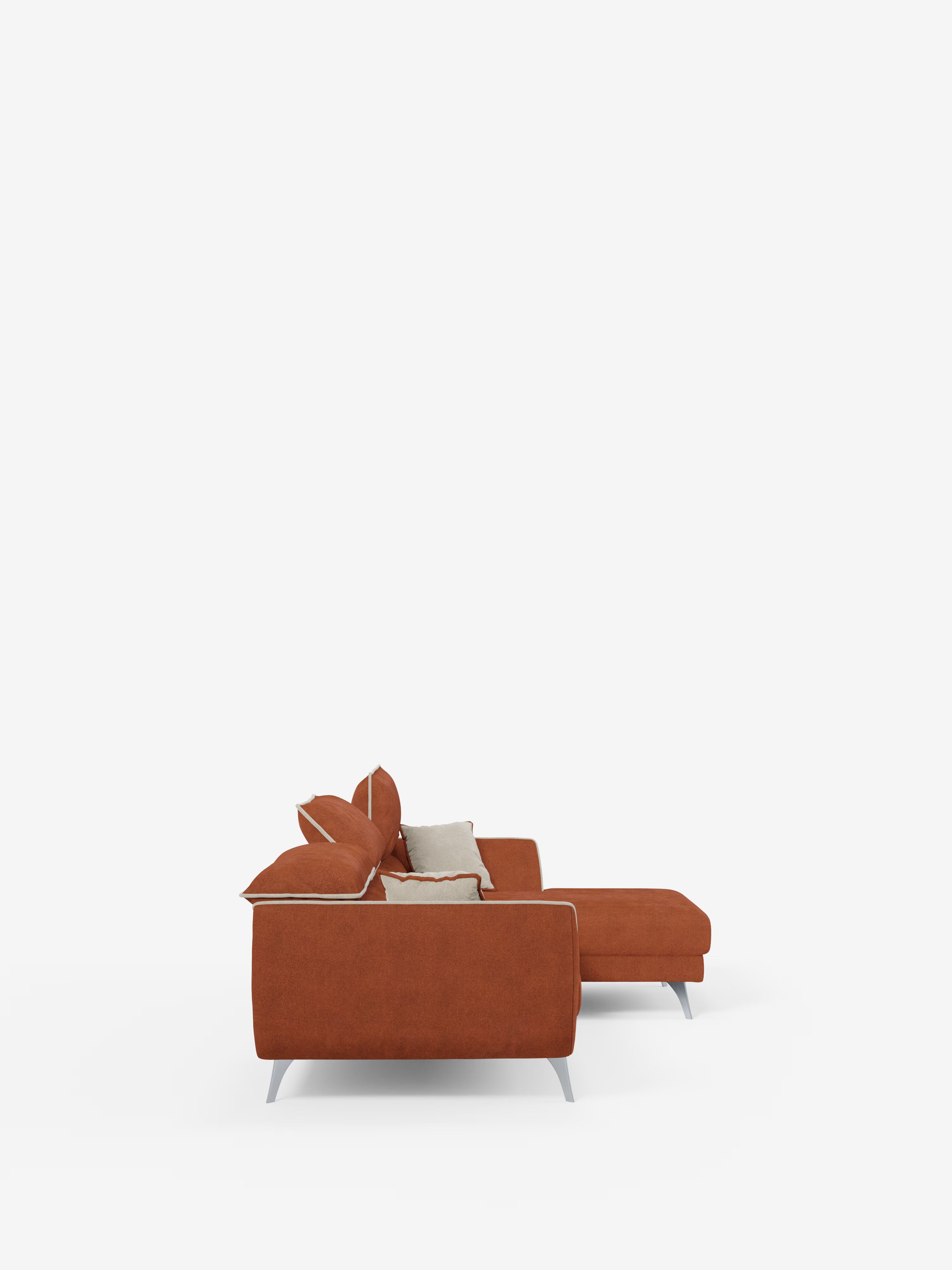 Vista laterale del divano angolare bicolore Michelangelo con penisola e sedute estensibili di Divani.Store, caratterizzato da gambe argentate, due cuscini arancione ruggine e un cuscino beige, il tutto su uno sfondo bianco a tinta unita. Il design è minimalista, con linee pulite e un'estetica contemporanea, valorizzato dai poggiatesta reclinabili e dal tessuto T23 resistente alle macchie.