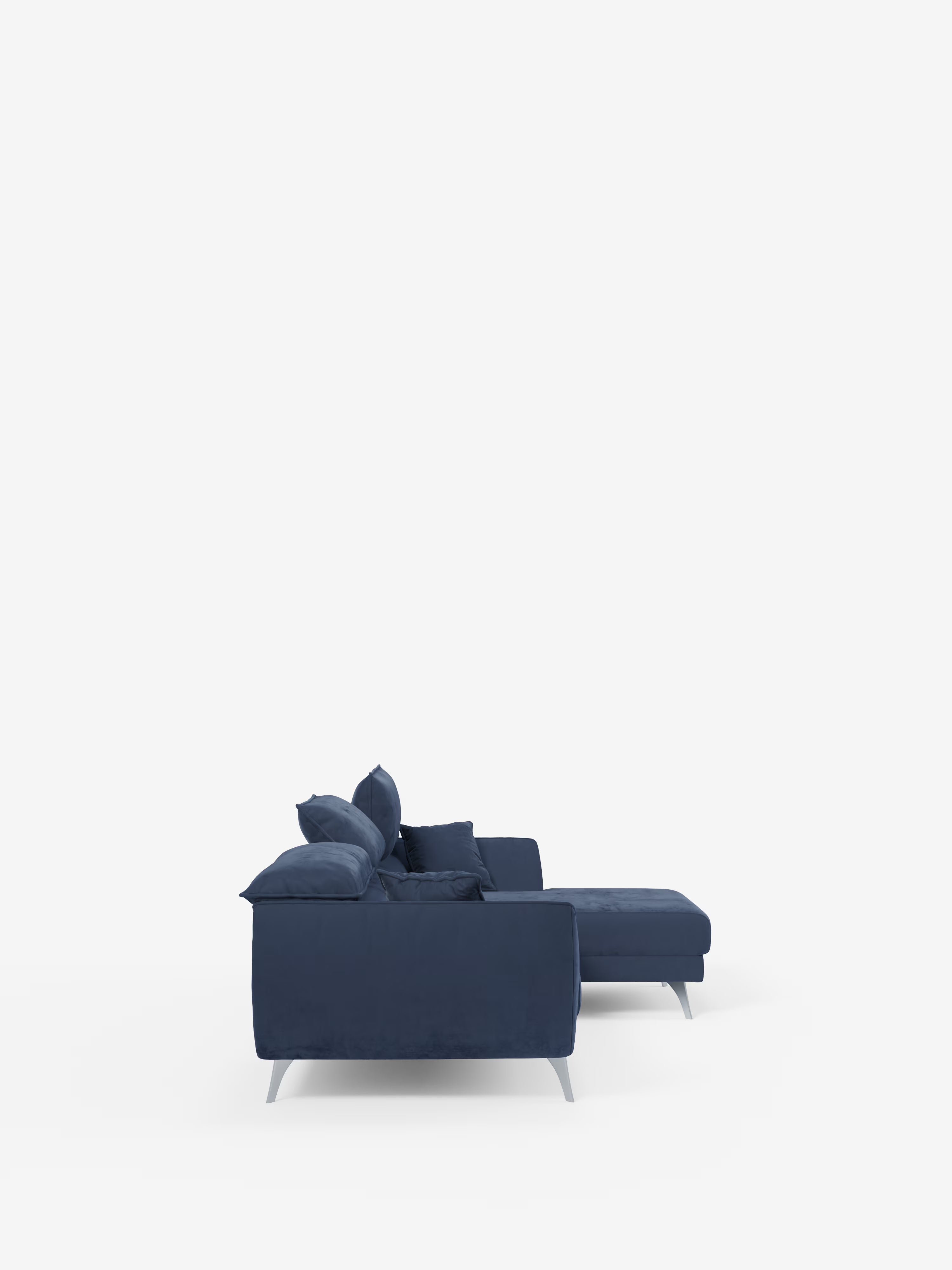 Un divano angolare Michelangelo in blu navy in stile contemporaneo con penisola e sedute estensibili di Divani.Store, ripreso di profilo su uno sfondo bianco a tinta unita. Questo divano componibile è dotato di poggiatesta regolabili, tre morbidi cuscini dello schienale e un'estensione a chaise longue in stile pouf, il tutto rivestito in un elegante tessuto T30 effetto velluto resistente alle macchie. Le linee pulite e le gambe argentate ne sottolineano il design moderno.