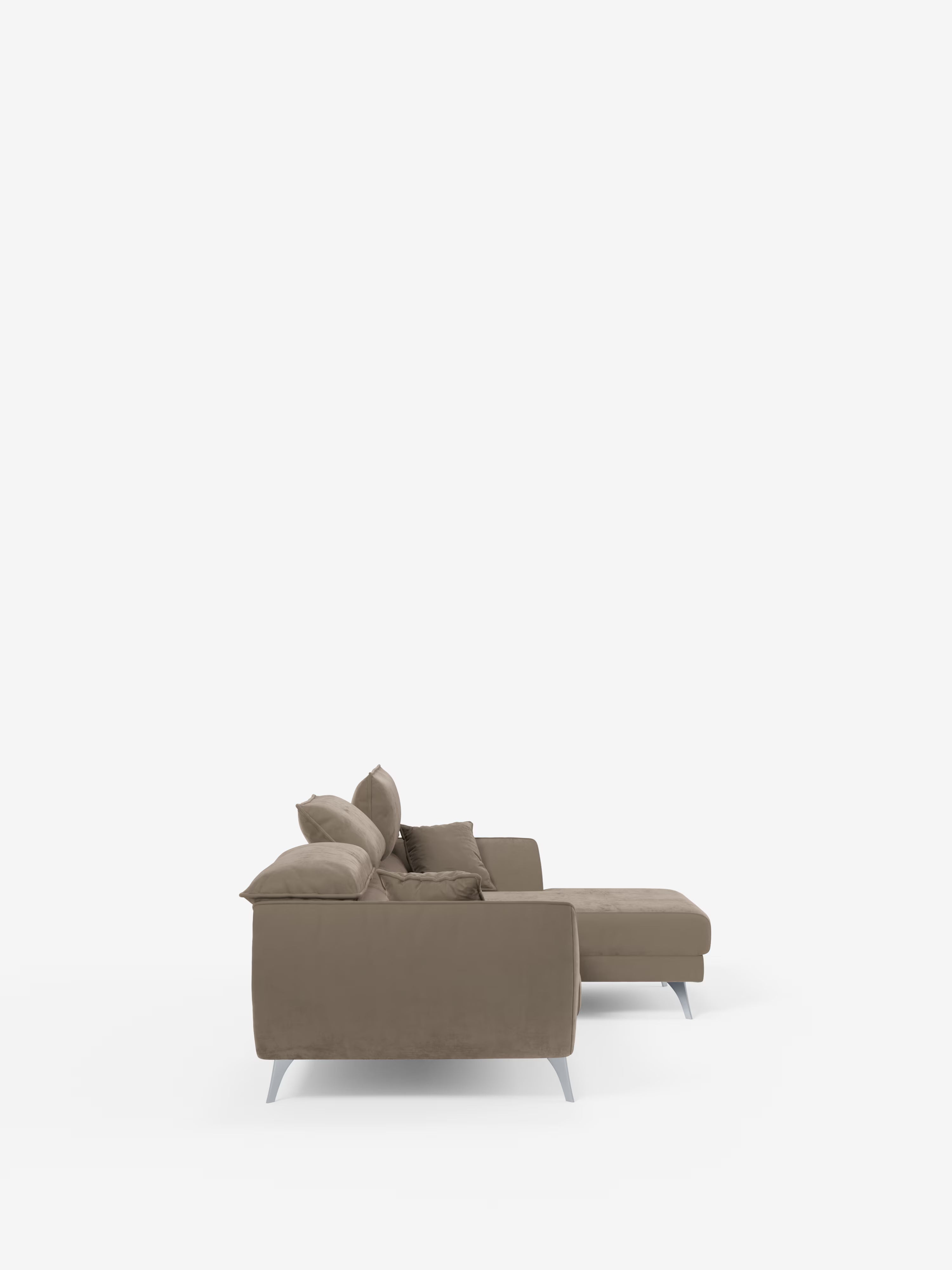 Vista laterale del divano angolare con penisola e sedute estensibili “Michelangelo” di Divani.Store, rivestito in raffinato tessuto T30 effetto velluto, resistente alle macchie, color taupe. Questo moderno divano componibile presenta gambe in metallo, morbidi cuscini, poggiatesta regolabili e una chaise longue orientata verso destra. In primo piano su uno sfondo bianco a tinta unita.