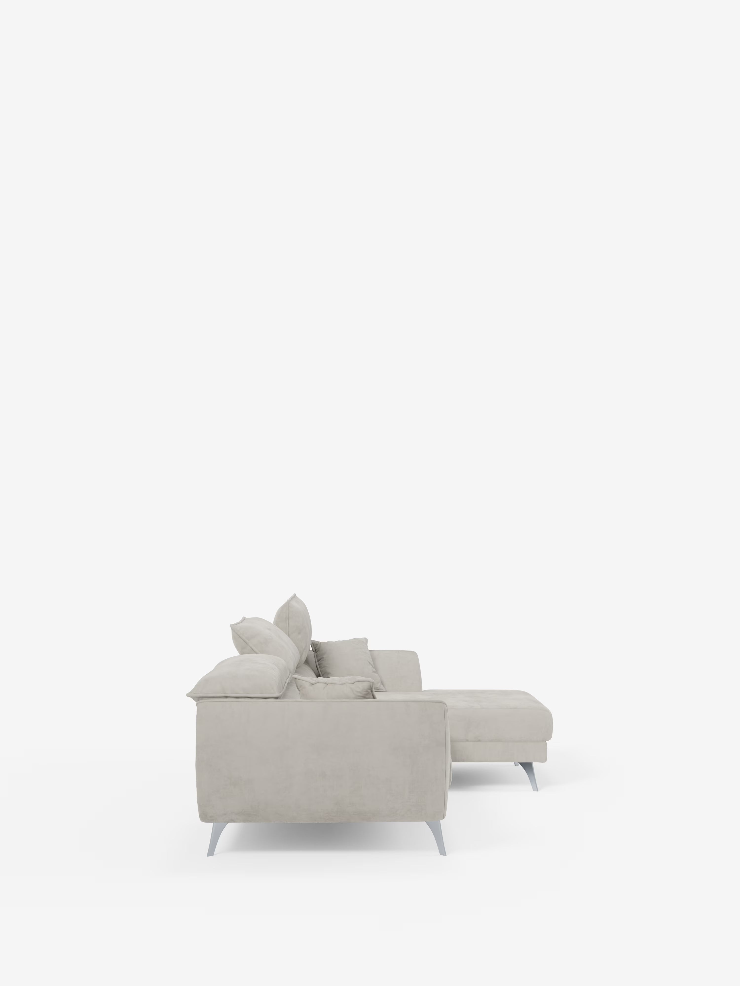 Una vista laterale del divano angolare con penisola e sedute estensibili “Michelangelo” di Divani.Store è raffigurata su uno sfondo bianco a tinta unita. Rivestito con un elegante tessuto effetto velluto T30 resistente alle macchie, questo divano componibile grigio chiaro presenta morbidi cuscini, braccioli angolati, eleganti gambe in metallo e poggiatesta regolabili. Una sezione a chaise longue si estende in avanti sul lato destro dell'immagine.