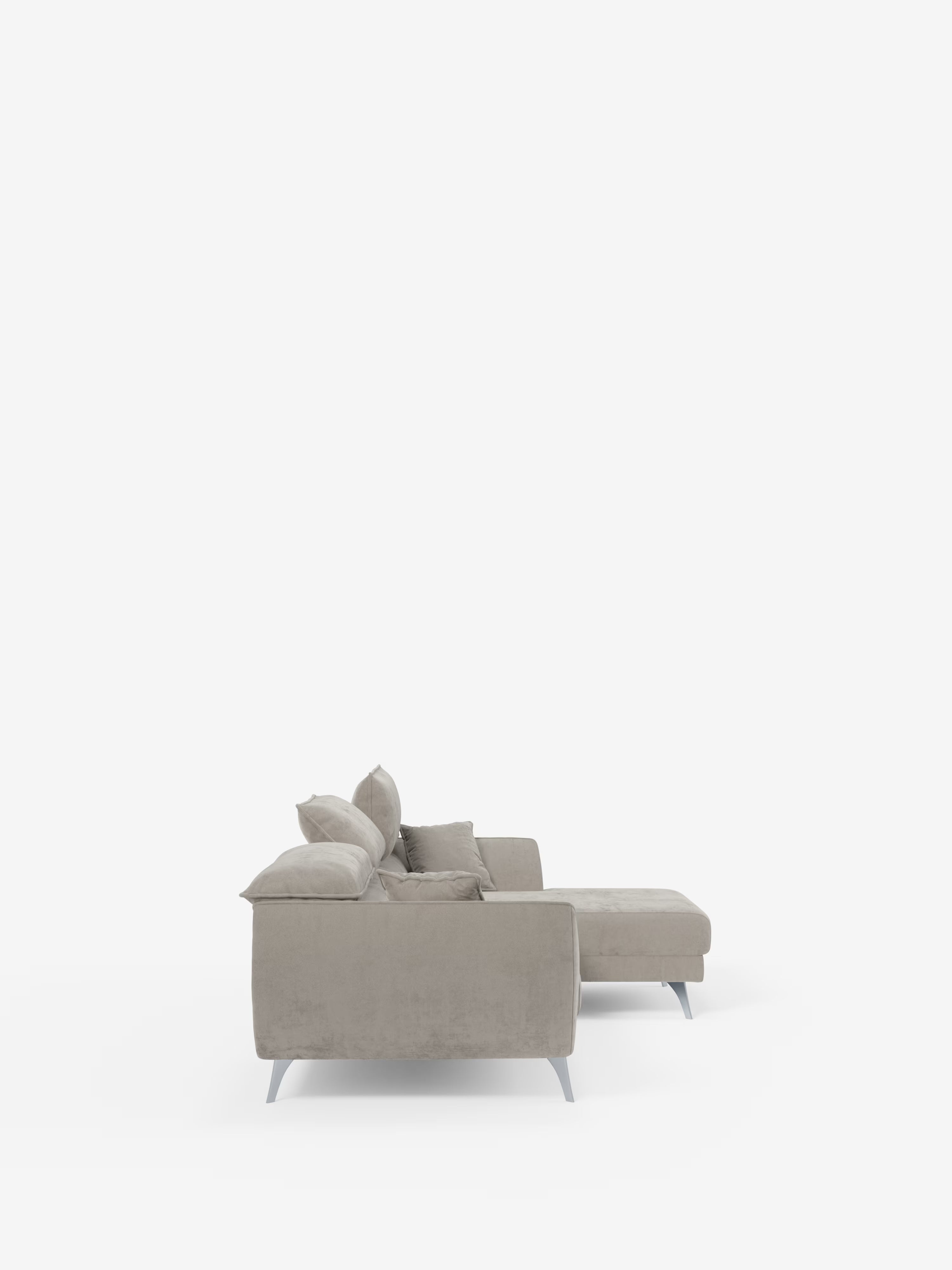 Una vista laterale del divano angolare con penisola e sedute estensibili “Michelangelo” di Divani.Store, rivestito in un elegante tessuto effetto velluto T30 resistente alle macchie. Questo moderno divano componibile color beige chiaro presenta morbidi cuscini, poggiatesta regolabili, eleganti gambe in metallo e una chaise longue integrata sul lato destro. Inquadrato su uno sfondo bianco a tinta unita per mettere in risalto al massimo il design raffinato del divano.