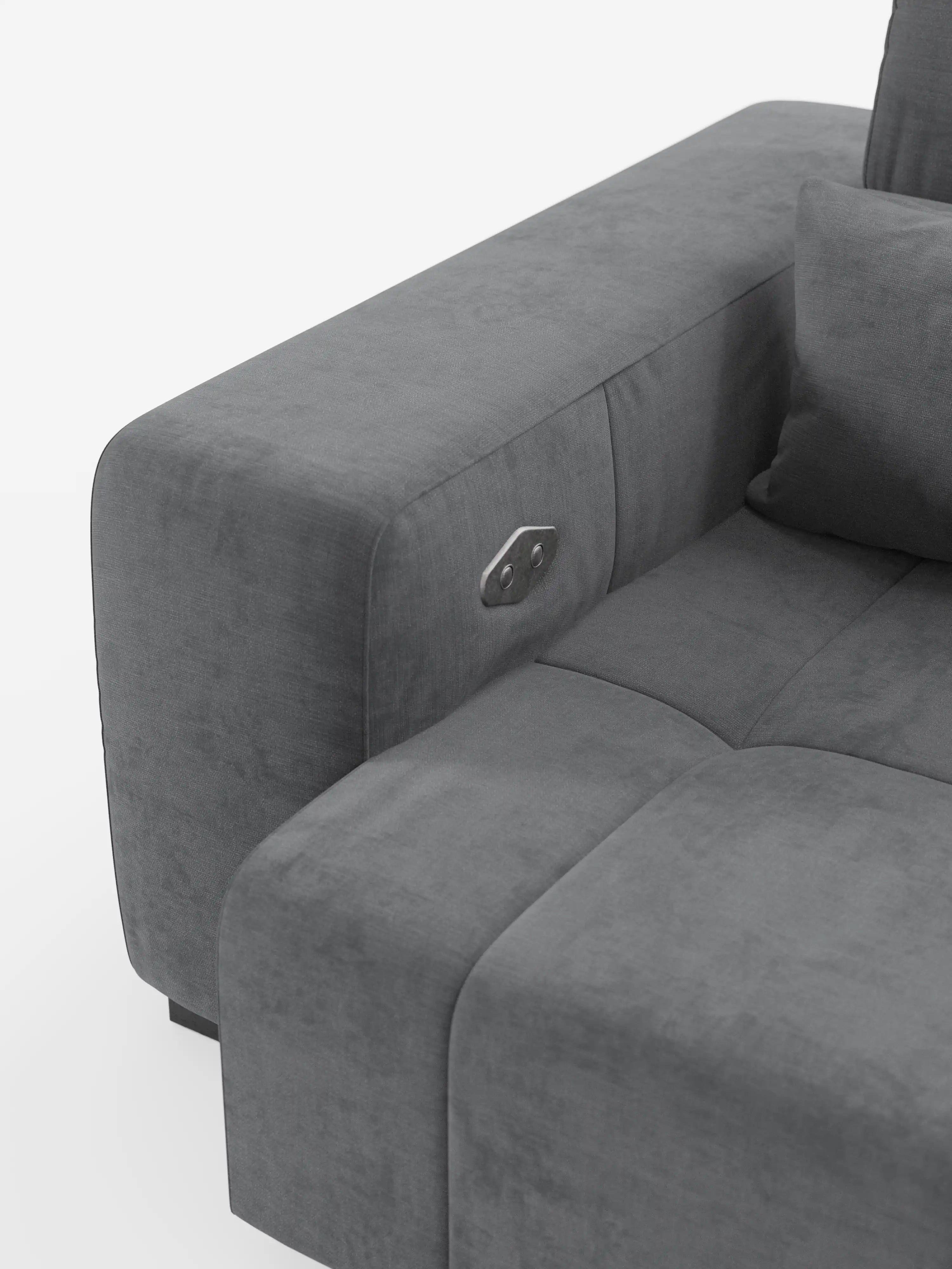 Primo piano del divano Monarch con funzione relax elettrica per l’allungamento delle sedute e poggiatesta reclinabile di Divani.Store, che mette in risalto il moderno bracciolo in tessuto grigio con pannello di controllo integrato, a sottolineare le sue caratteristiche di relax elettrico. Il morbido tessuto T31, resistente alle macchie, presenta cuciture a vista, mentre un cuscino quadrato in tinta è appoggiato sulla seduta accanto al bracciolo. Lo sfondo è bianco a tinta unita.