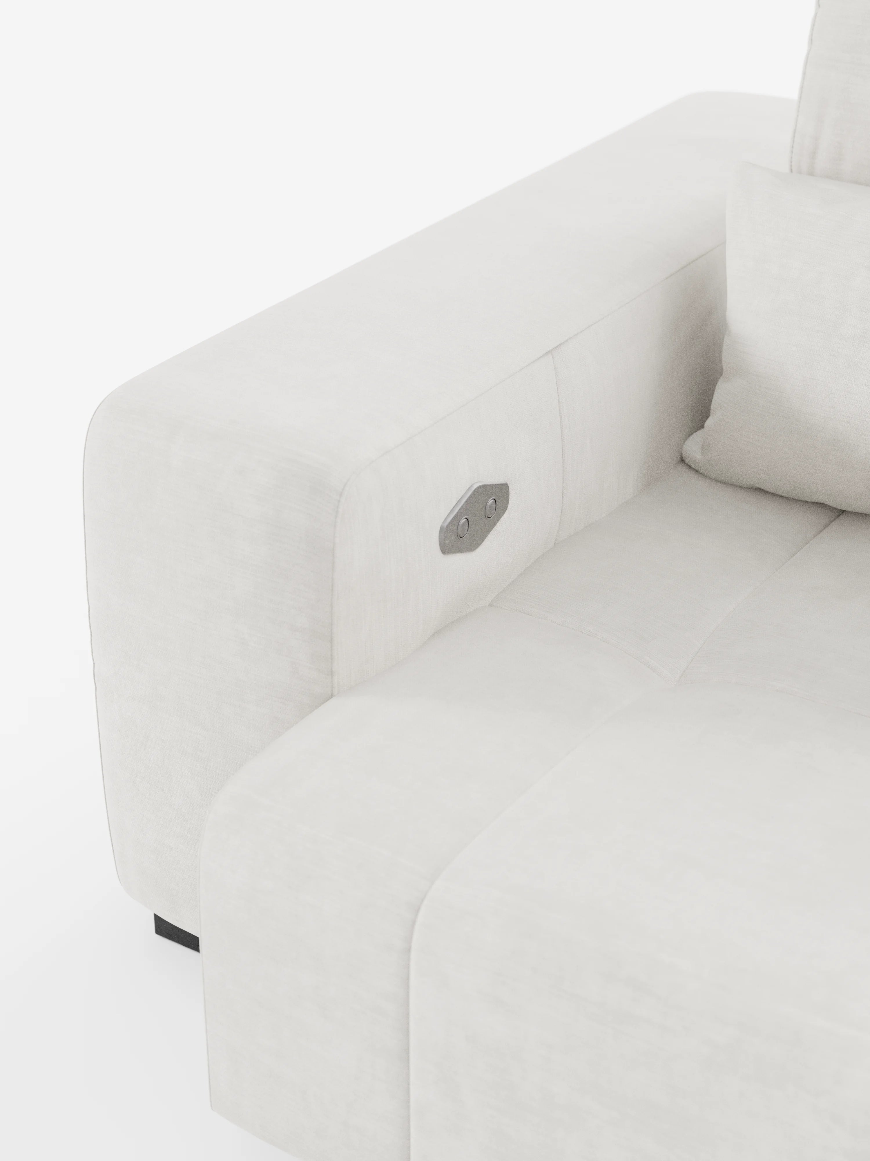 Un primo piano del divano Monarch con sistema di relax elettrico per l’allungamento delle sedute e poggiatesta reclinabile, realizzato in morbido tessuto smacchiabile T31 di Divani.Store in bianco, che mette in risalto i suoi moderni braccioli rettangolari dotati di un elegante pannello di comando argentato, a sottolineare la sua avanzata funzionalità di relax elettrico. Il cuscino della seduta trapuntato e il cuscino coordinato esaltano l’estetica contemporanea su uno sfondo semplice.