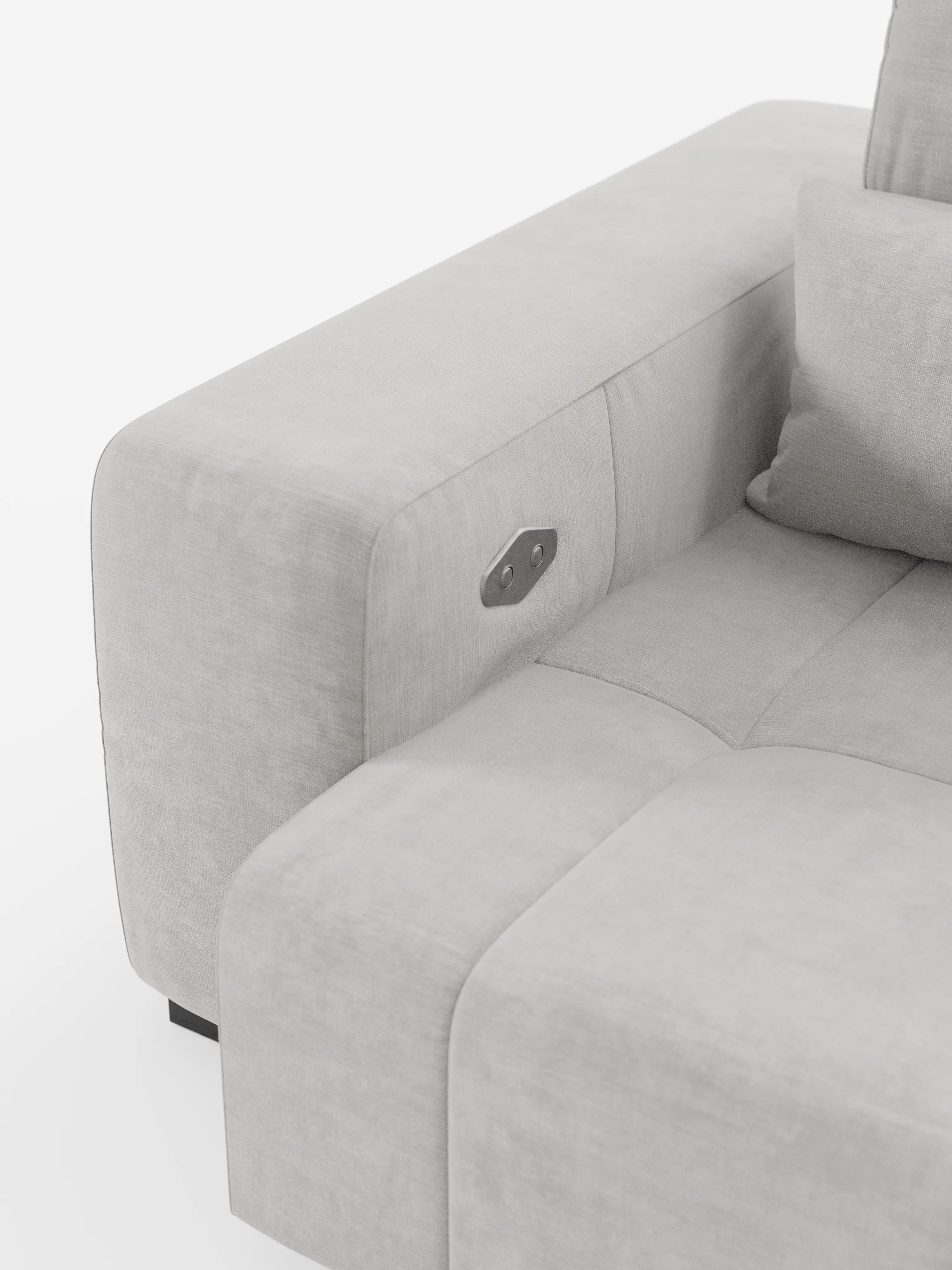 Primo piano del divano Monarch con funzione relax elettrica per l’allungamento delle sedute e poggiatesta reclinabile, rivestito in morbido tessuto antimacchia T31 di Divani.Store. Questo elegante divano è dotato di ampi braccioli, cuscini dello schienale e un pannello di controllo integrato con pulsanti comodamente posizionati sul lato interno del bracciolo. Il design minimalista si caratterizza per il rivestimento morbido e antimacchia e le linee pulite.