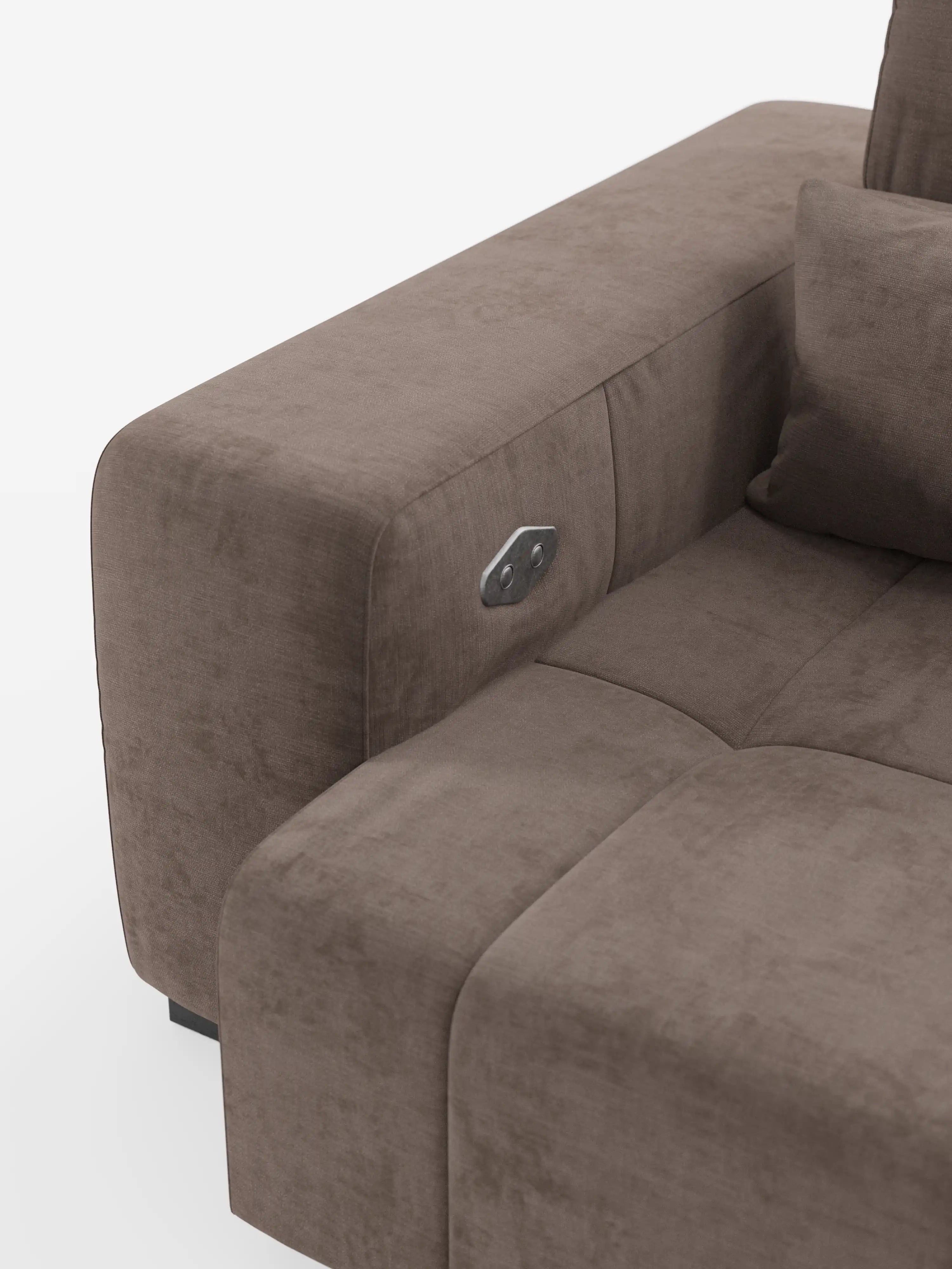 Primo piano del bracciolo del divano Monarch Divano con Relax Elettrico per l’allungamento delle sedute e poggiatesta reclinabile di Divani.Store, rivestito in morbido tessuto T31 resistente alle macchie. È visibile un elegante pannello di comando in metallo con due pulsanti, insieme a un cuscino dello schienale in tinta. I dettagli delle cuciture del divano e la sua morbida trama risaltano sullo sfondo bianco a tinta unita.