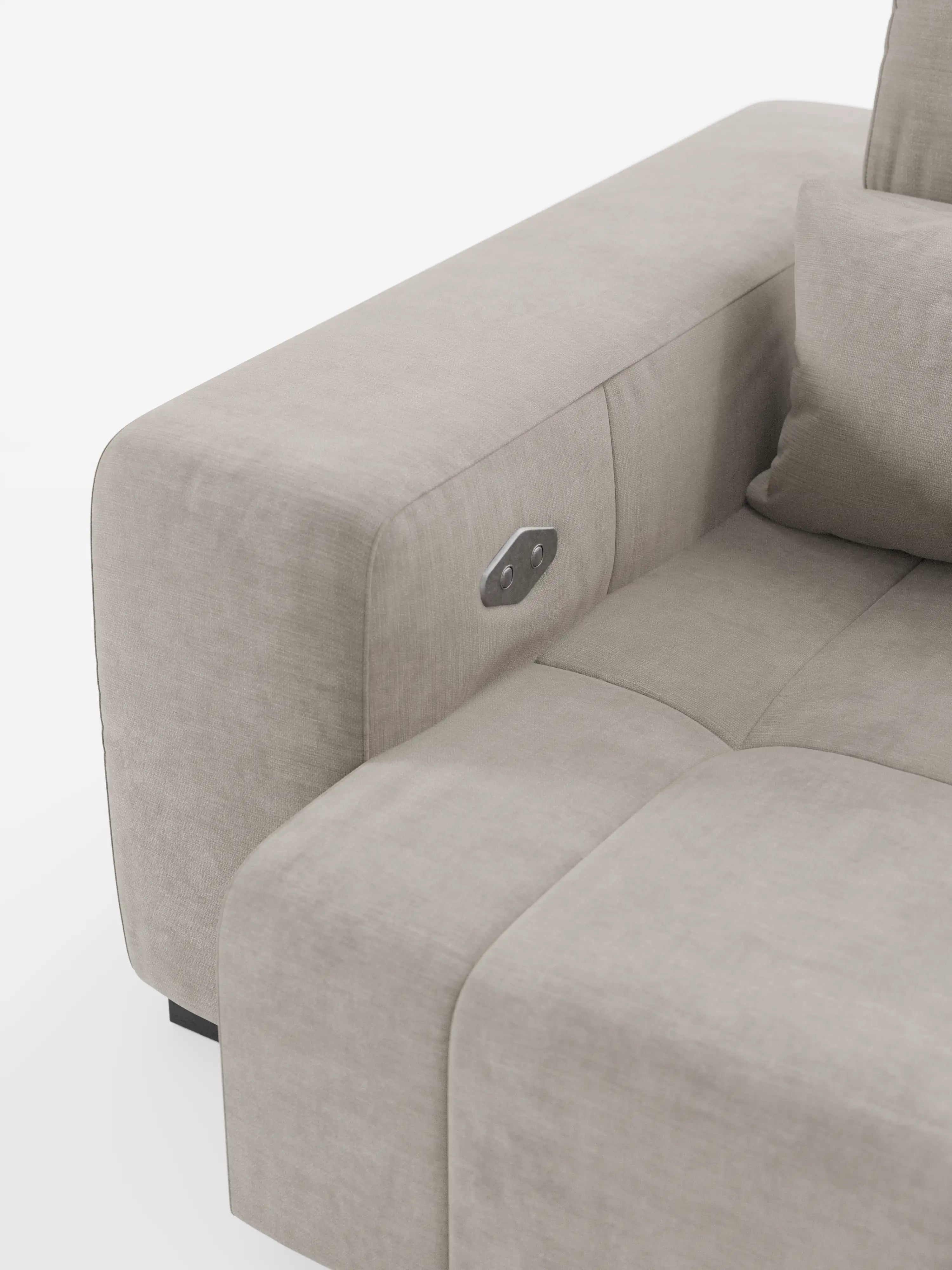 Primo piano del divano Monarch con sistema Relax elettrico per l’allungamento delle sedute e poggiatesta reclinabile di Divani.Store, in beige. L’immagine mette in risalto l’ampio bracciolo, dotato di un pannello di comando metallico a due pulsanti per la regolazione delle sedute estensibili e del poggiatesta reclinabile. Il morbido rivestimento con finitura opaca è realizzato in tessuto smacchiabile T31 di facile pulizia; sono visibili parte dei cuscini della seduta e dello schienale.