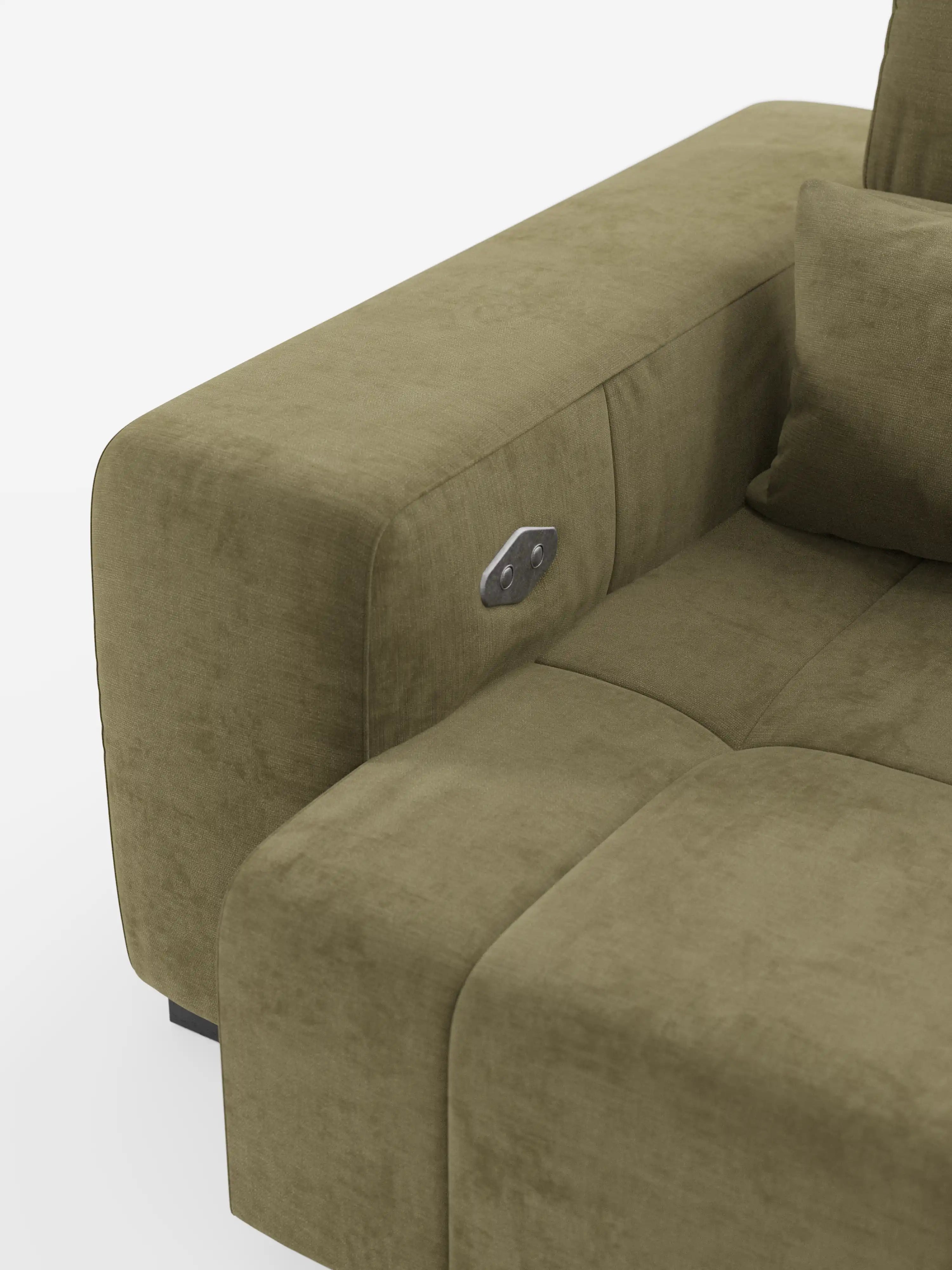 Primo piano del divano Monarch con funzione relax elettrica per l’allungamento delle sedute e poggiatesta reclinabile di Divani.Store, caratterizzato da un bracciolo in morbido tessuto T31 verde oliva, resistente alle macchie, con pannello di controllo integrato. Su uno sfondo bianco a tinta unita sono visibili anche una parte del cuscino di seduta e un cuscino quadrato, che mettono in risalto le innovative caratteristiche di comfort del divano.