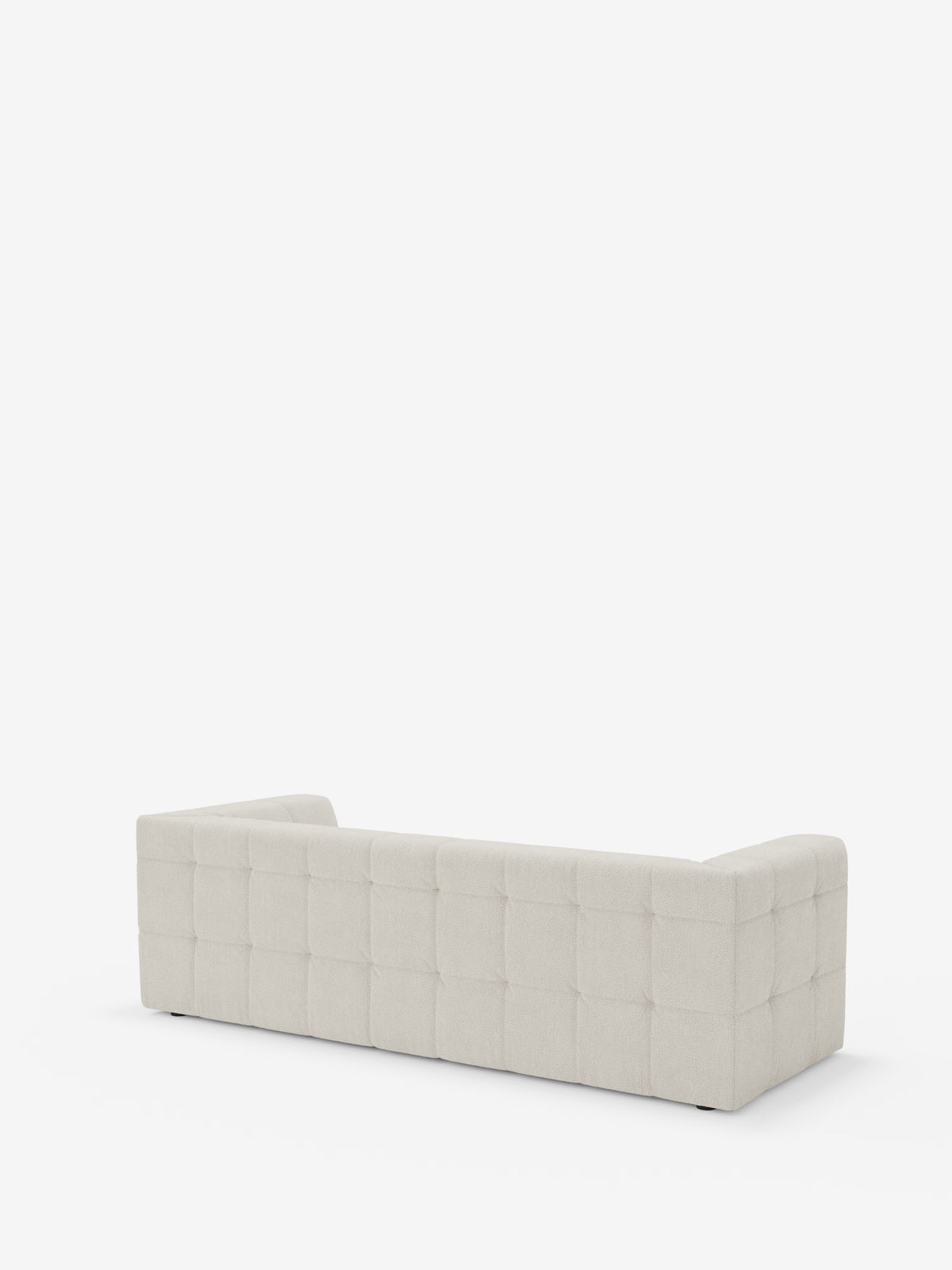 Un divano modulare Mosaic a 3 e 4 posti di Divani.Store, qui presentato in bouclé beige chiaro con schienale basso, braccioli squadrati e caratteristici dettagli capitonné (a griglia trapuntata) sullo schienale e sui fianchi. Ripreso di retro su uno sfondo bianco, mette in risalto il rivestimento in tessuto T21 smacchiabile dalla trama rigata e la silhouette squadrata e contemporanea.