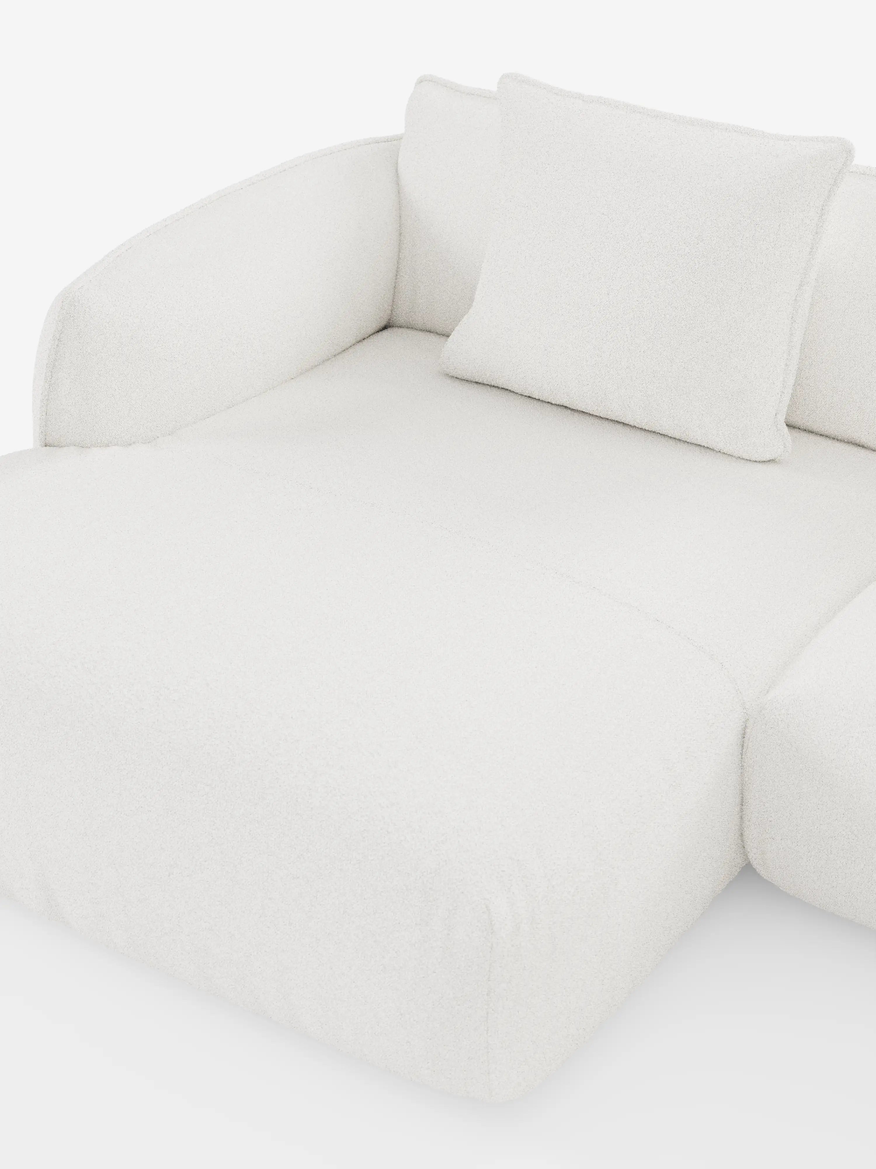Un lussuoso divano angolare panoramico componibile Nimbus bianco con penisola e angolo, rivestito in tessuto smacchiabile T33 di Divani.Store, spicca su uno sfondo bianco uniforme. Il tessuto morbido e strutturato del divano, facile da pulire ed elegantemente lavorato, gli conferisce un aspetto accogliente ma moderno, mettendo in risalto la raffinata maestria artigianale tipica dei mobili di produzione italiana.