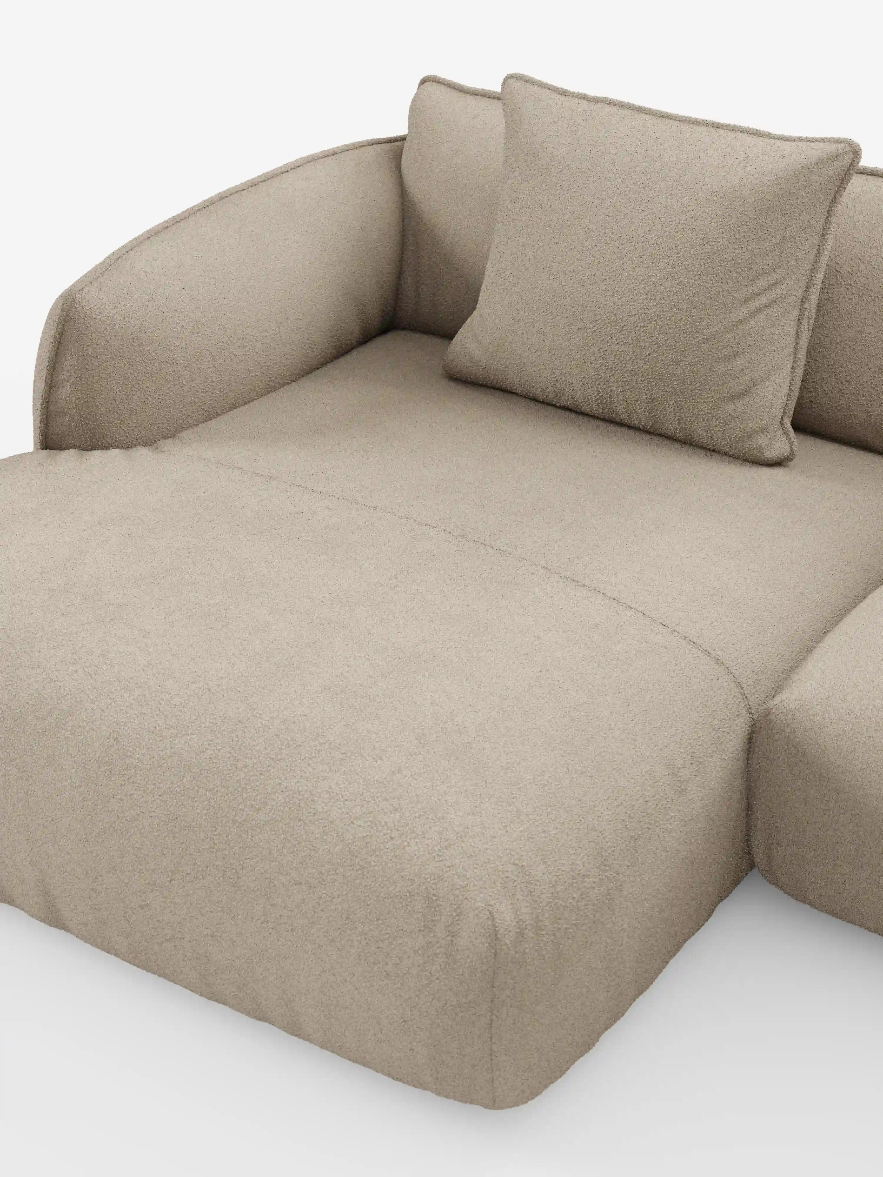 Vi presentiamo il divano angolare panoramico componibile con penisola e angolo in tessuto smacchiabile T33 della linea Nimbus di Divani.Store: un divano componibile contemporaneo color beige realizzato in Italia. Questo elegante divano è caratterizzato da un tessuto morbido, testurizzato e antimacchia, ampi braccioli e cuscini dello schienale coordinati. La sua seduta spaziosa e piatta si estende in avanti per creare un’accogliente zona relax, che si staglia su uno sfondo bianco a tinta unita.