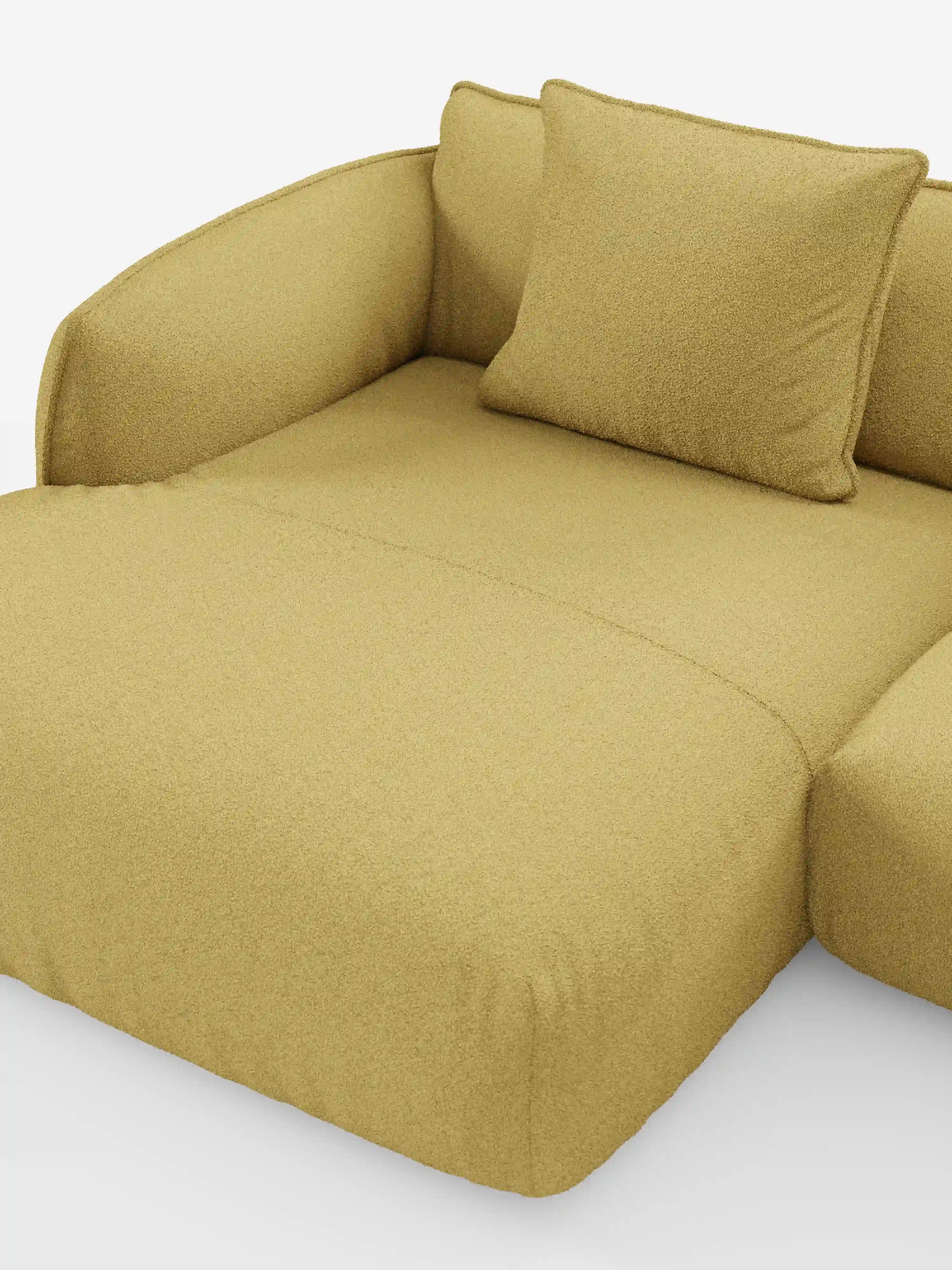 Il divano angolare panoramico componibile Nimbus con penisola e angolo in tessuto smacchiabile T33 di Divani.Store è raffigurato in versione aperta, rivestito in tessuto testurizzato color giallo senape. Presenta ampi braccioli arrotondati ed è dotato di un cuscino quadrato coordinato appoggiato allo schienale. Il divano letto offre una superficie di riposo liscia e spaziosa ed è presentato su uno sfondo bianco a tinta unita.